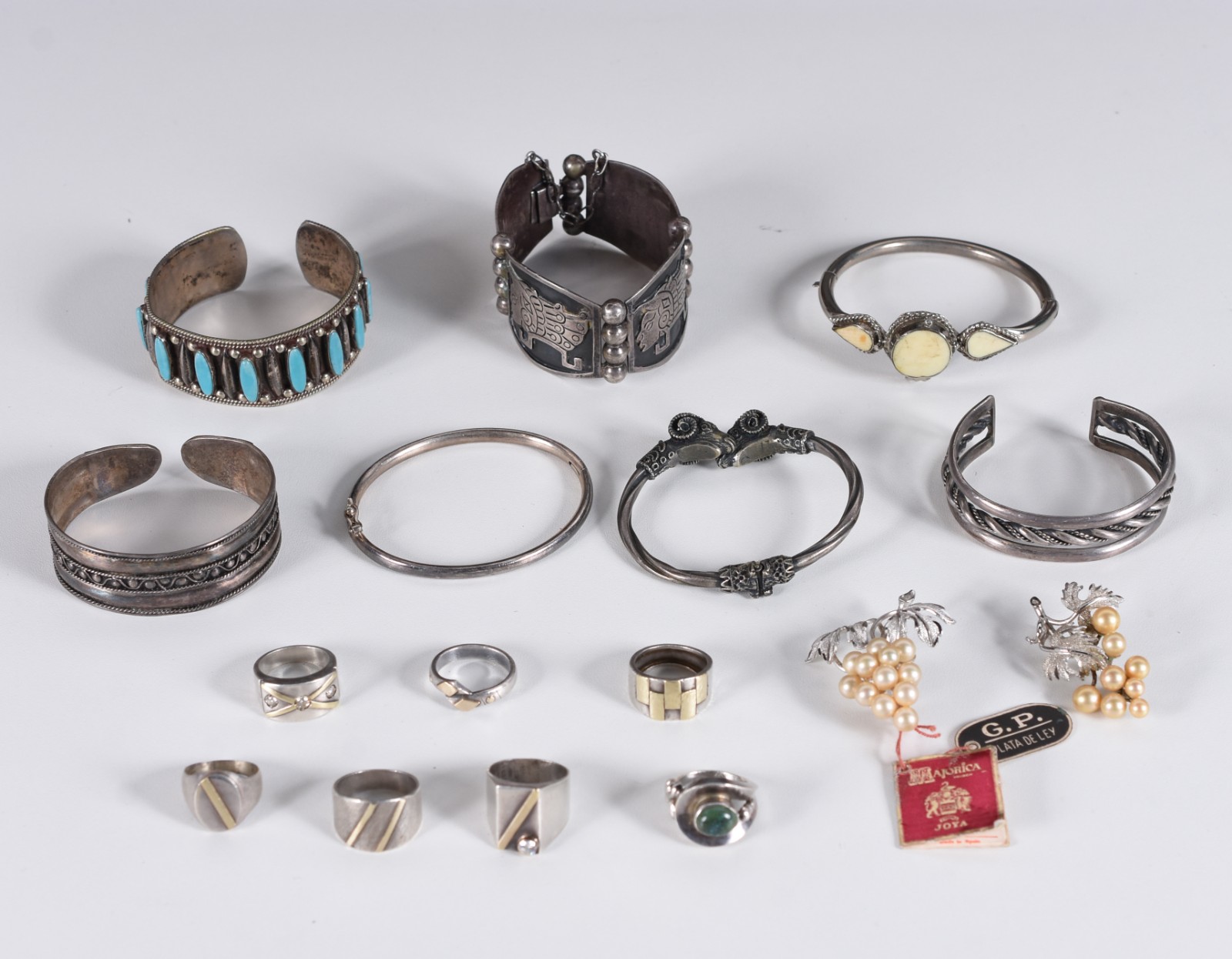 Diversas peças, sendo: 7 pulseiras, sendo 6 de prata, 7 anéis de... - foto 1 de 9