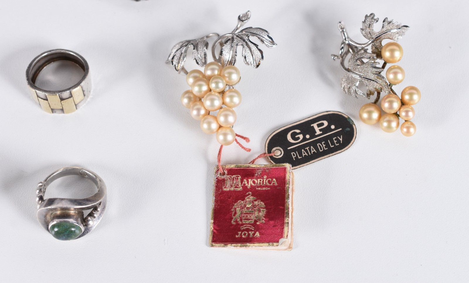Diversas peças, sendo: 7 pulseiras, sendo 6 de prata, 7 anéis de... - foto 2 de 9