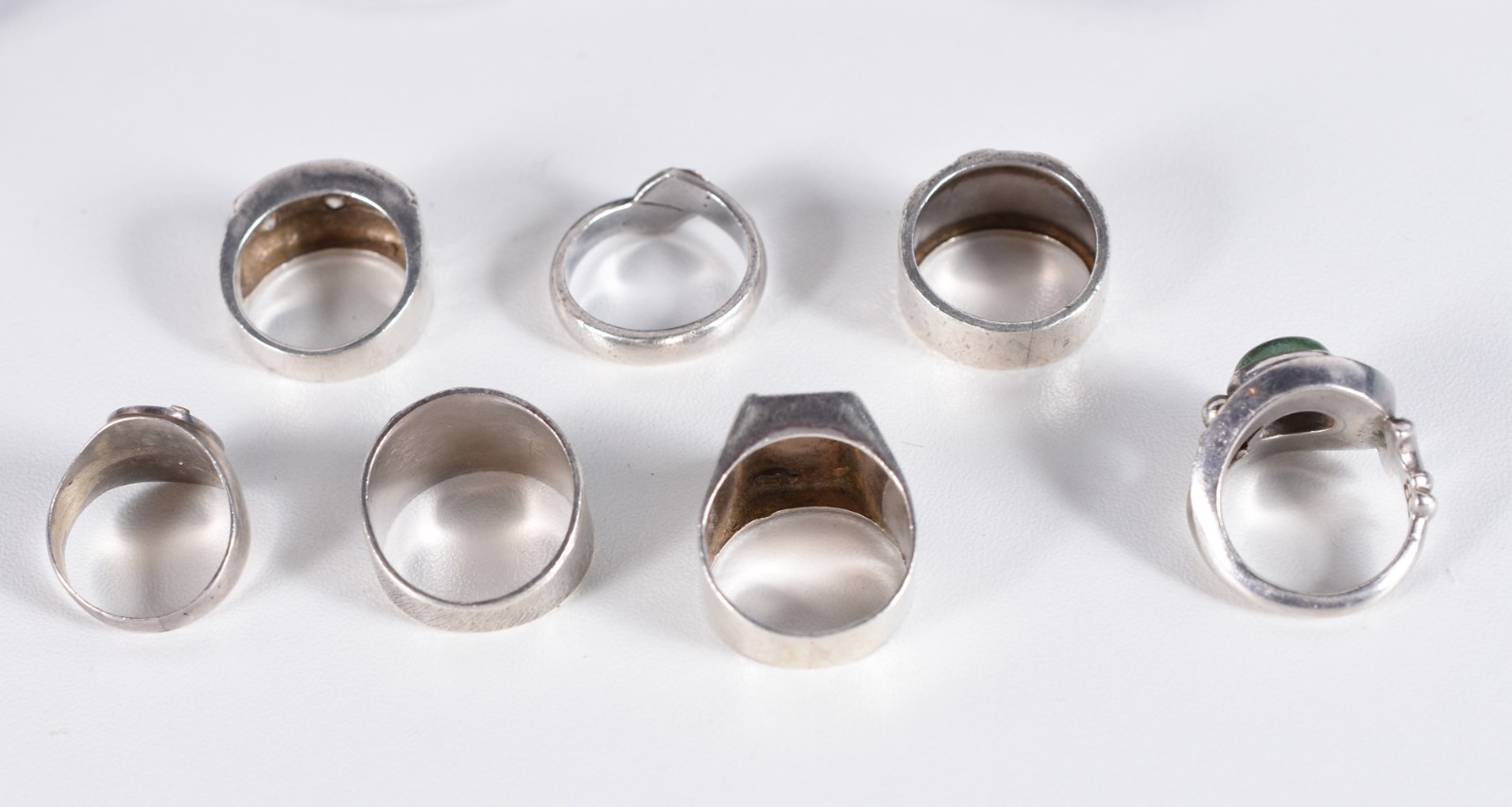 Diversas peças, sendo: 7 pulseiras, sendo 6 de prata, 7 anéis de... - foto 7 de 9