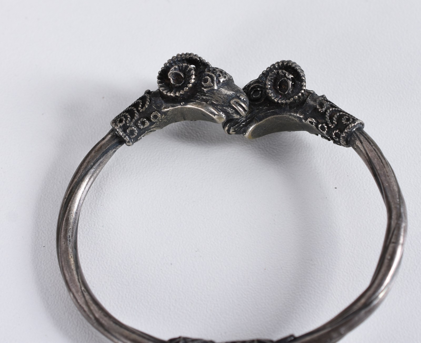 Diversas peças, sendo: 7 pulseiras, sendo 6 de prata, 7 anéis de... - foto 8 de 9