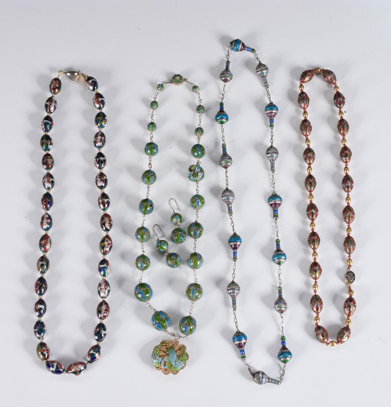 Diversas peças, sendo 4 colares e par de brincos de cloisonné. - foto 1 de 4