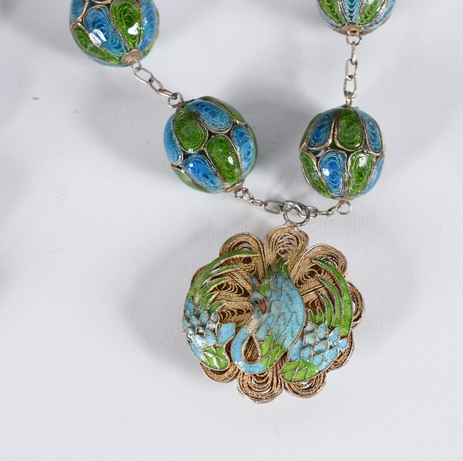 Diversas peças, sendo 4 colares e par de brincos de cloisonné. - foto 2 de 4