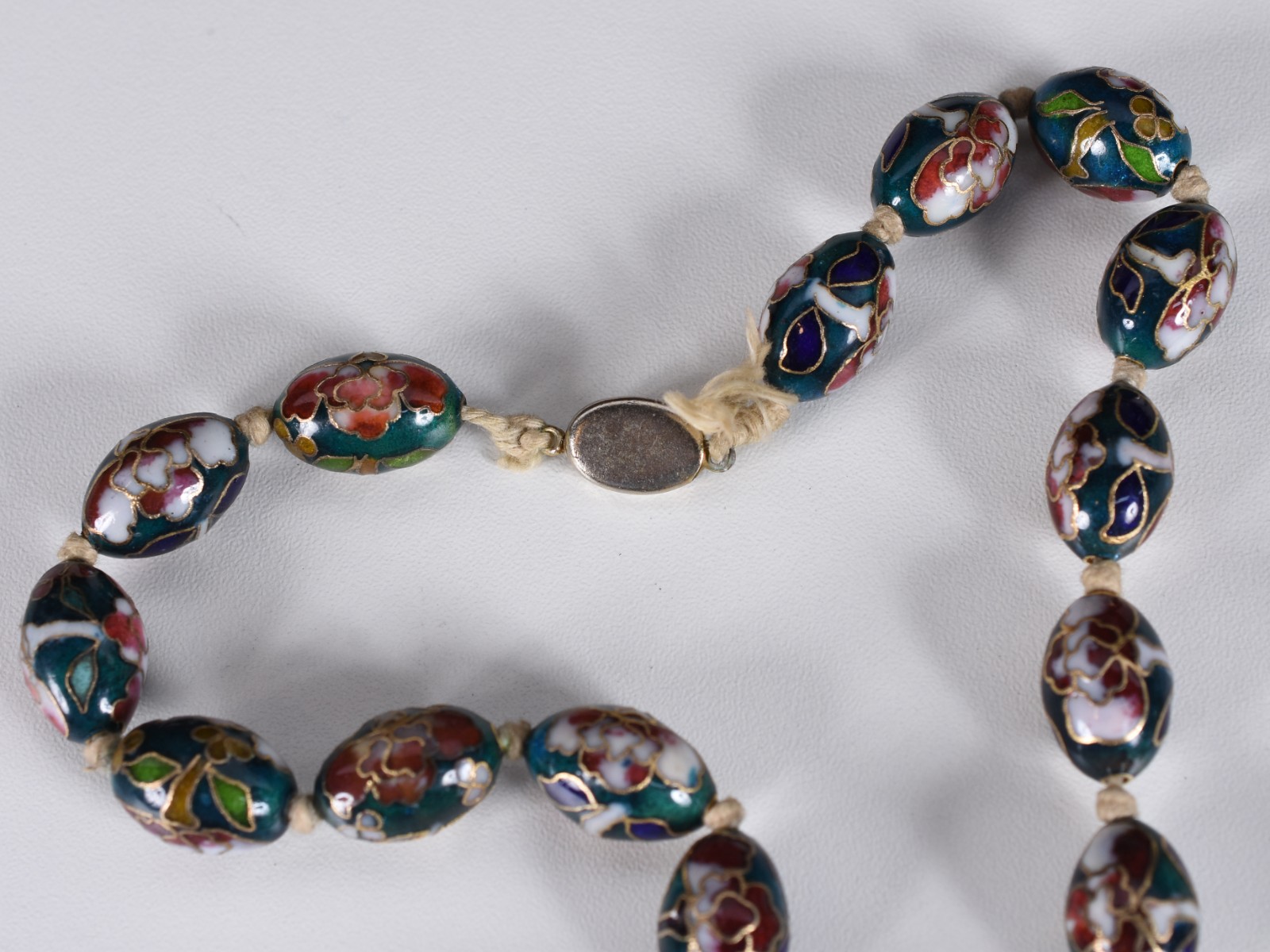 Diversas peças, sendo 4 colares e par de brincos de cloisonné. - foto 3 de 4