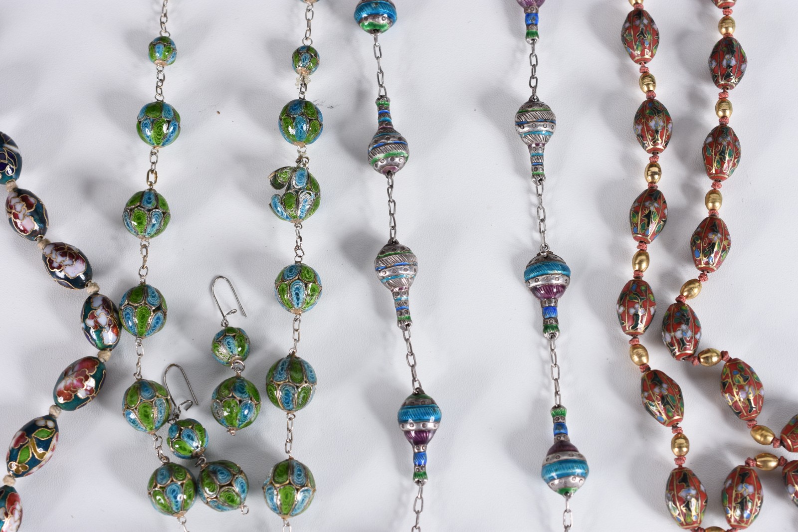 Diversas peças, sendo 4 colares e par de brincos de cloisonné. - foto 4 de 4