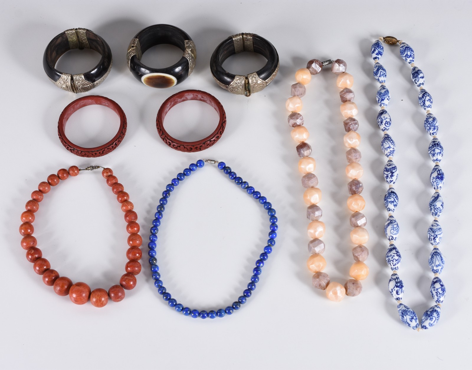 Diversas peças, sendo: 4 colares e 5 pulseiras. Total: 9 peças. - foto 1 de 5