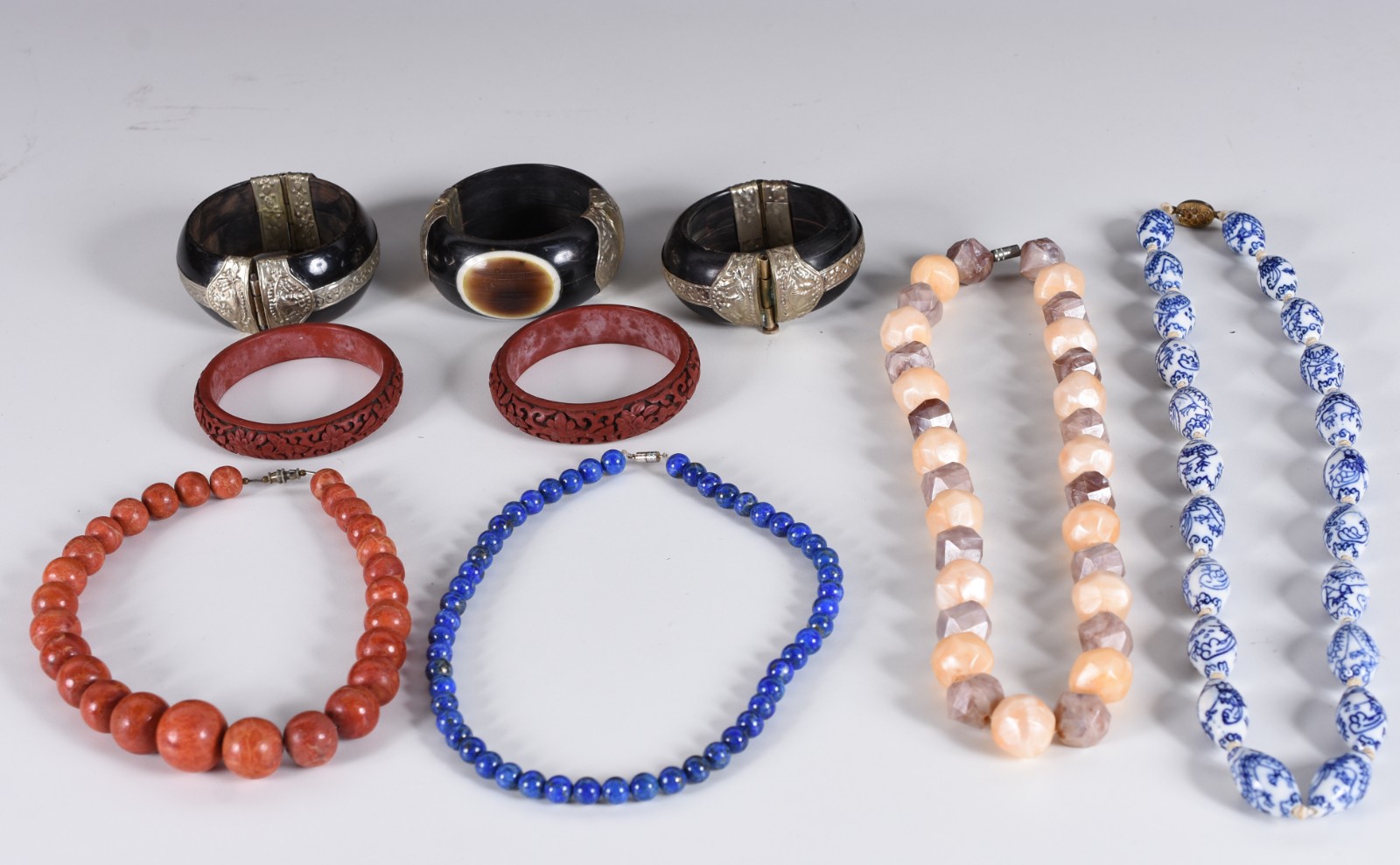 Diversas peças, sendo: 4 colares e 5 pulseiras. Total: 9 peças. - foto 2 de 5