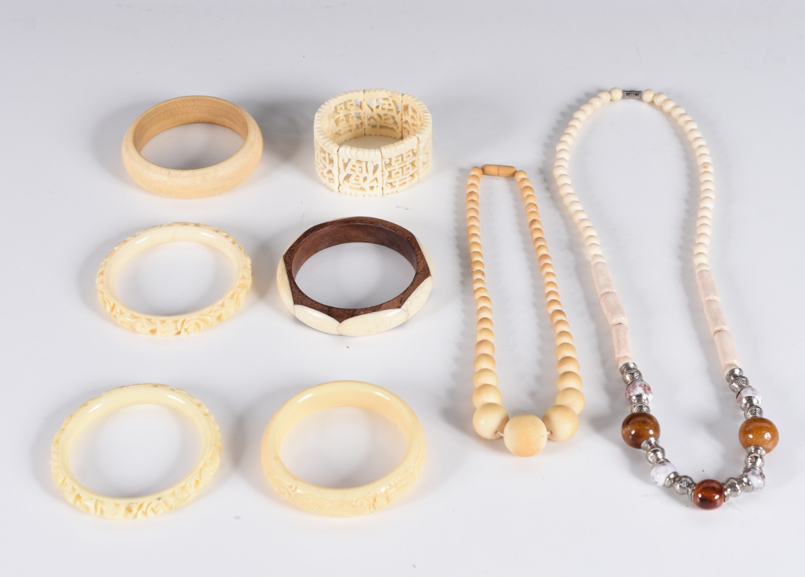 Diversas peças, sendo: 6 pulseiras e 2 colares de osso. Total: 8... - foto 1 de 5