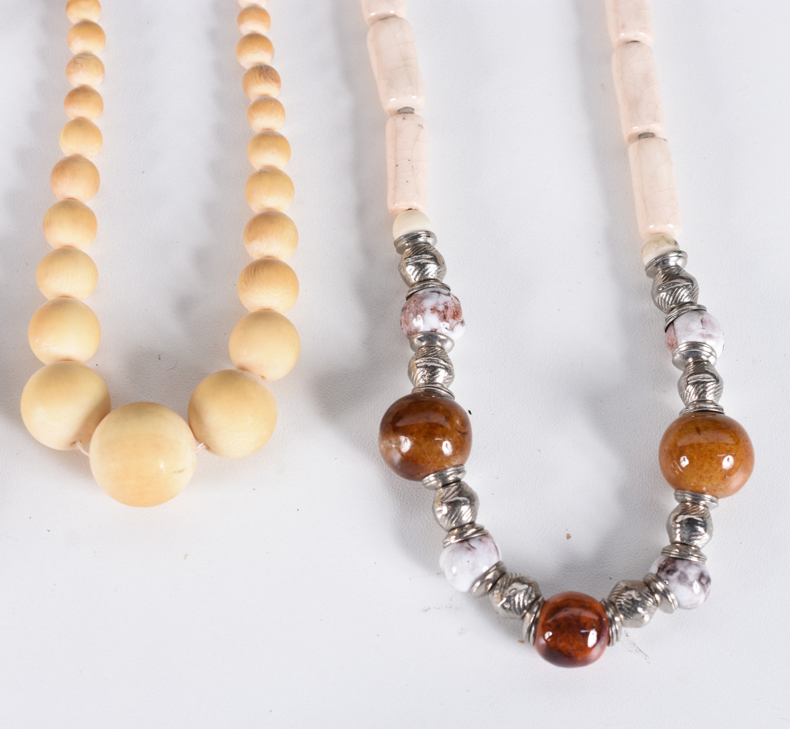Diversas peças, sendo: 6 pulseiras e 2 colares de osso. Total: 8... - foto 2 de 5