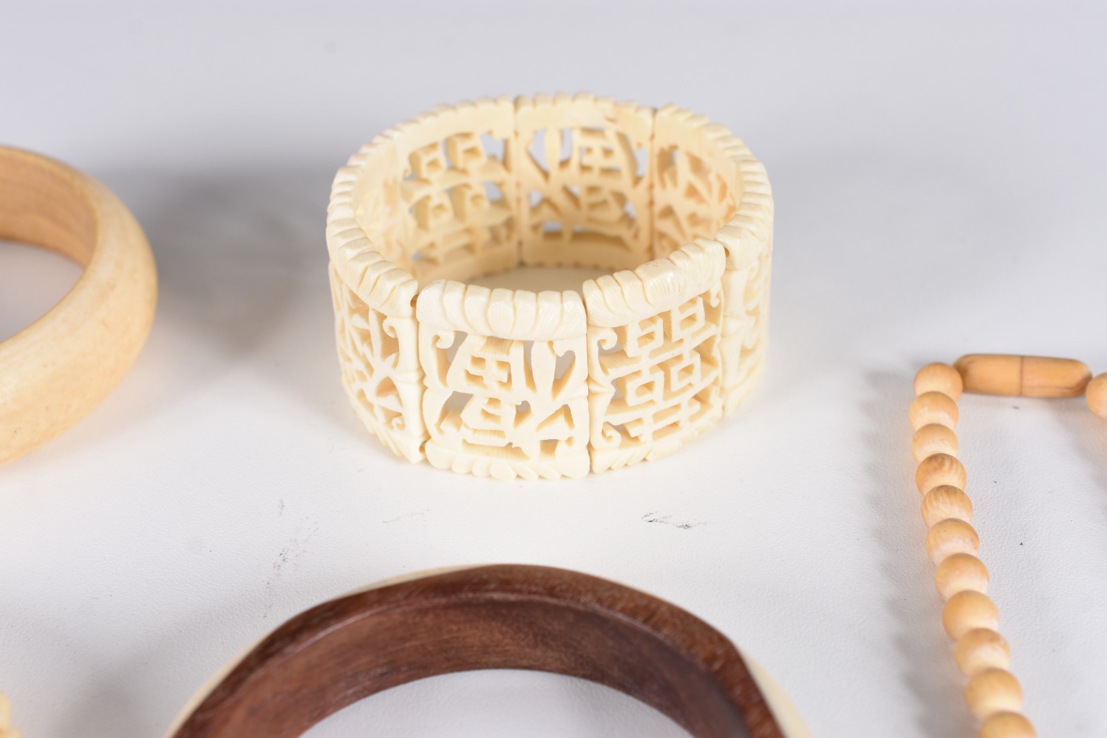 Diversas peças, sendo: 6 pulseiras e 2 colares de osso. Total: 8... - foto 3 de 5