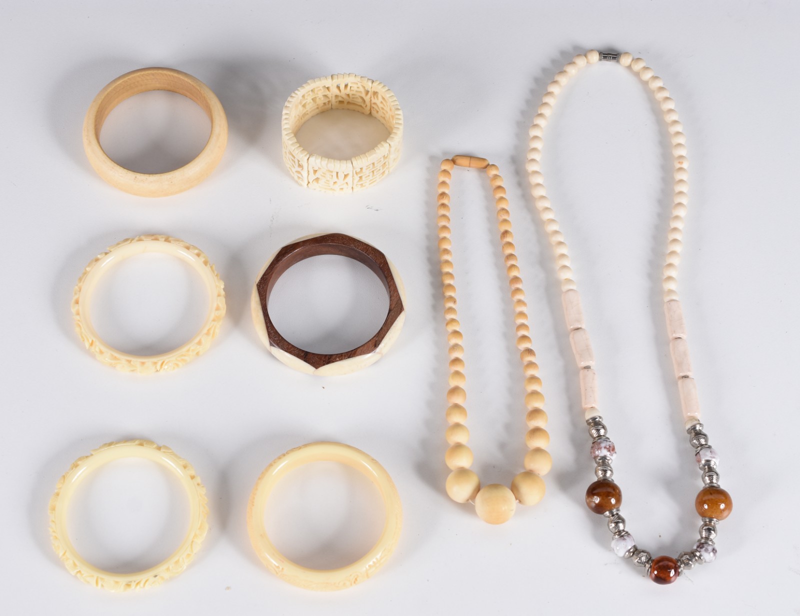 Diversas peças, sendo: 6 pulseiras e 2 colares de osso. Total: 8... - foto 5 de 5