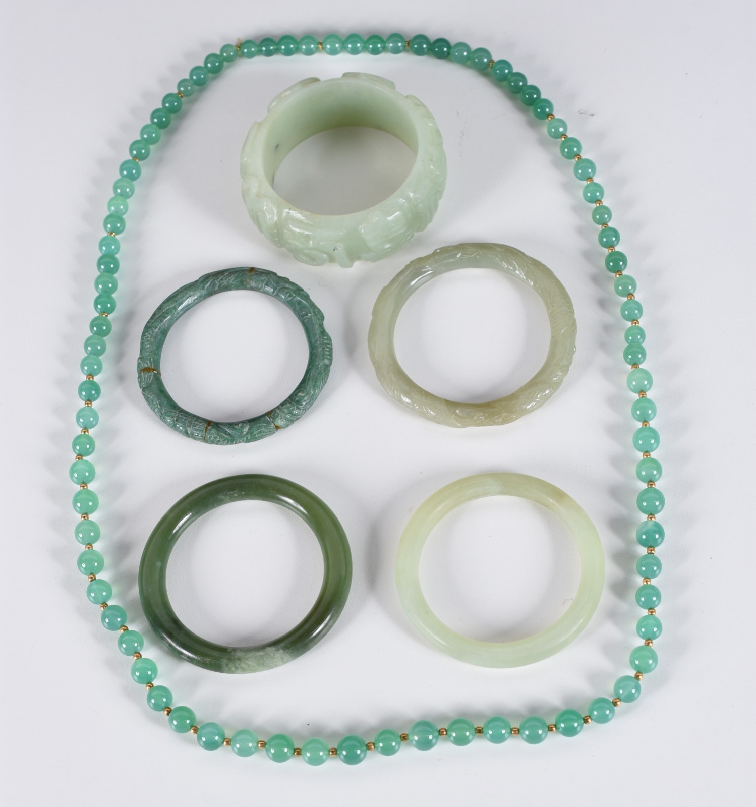 Diversas peças, sendo: 5 pulseiras e colar com pedra verde. - foto 1 de 5