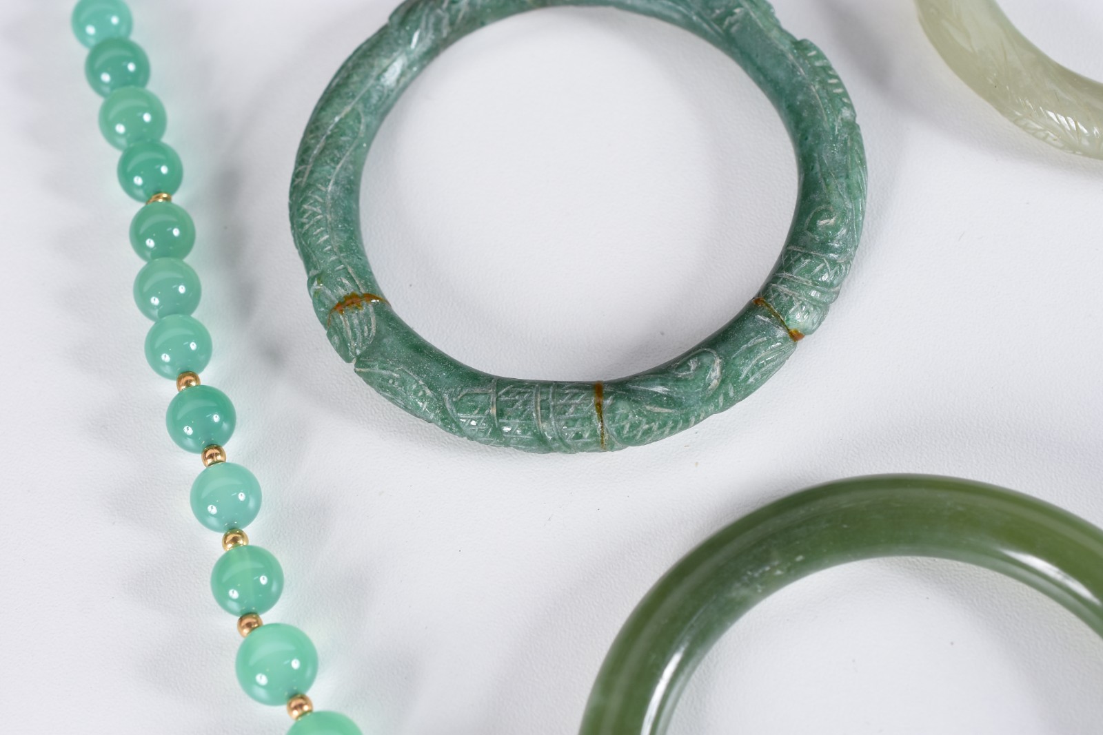 Diversas peças, sendo: 5 pulseiras e colar com pedra verde. - foto 3 de 5