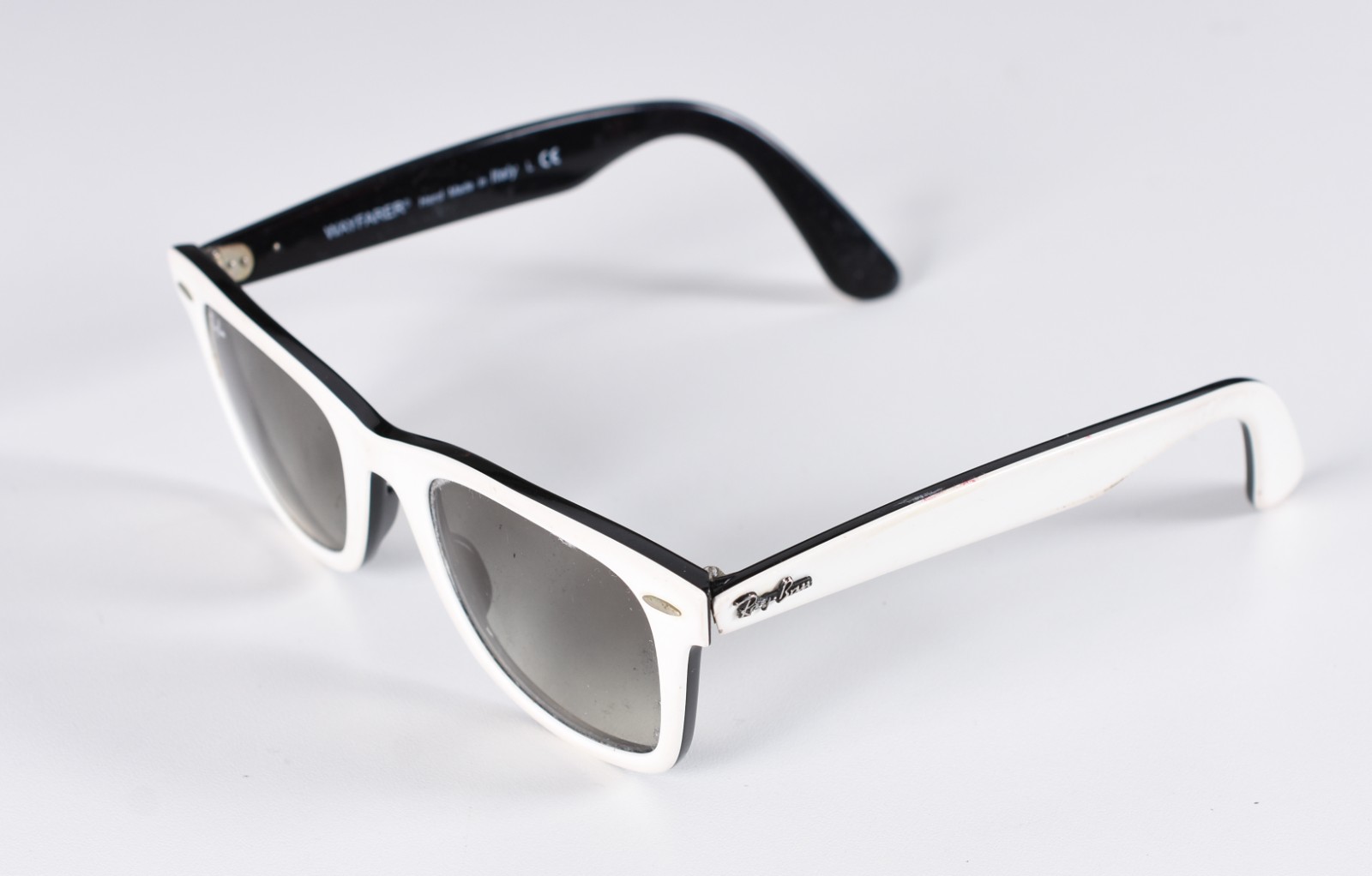 Óculos de sol Wayfarer, feito na Itália, no estojo. - foto 1 de 5