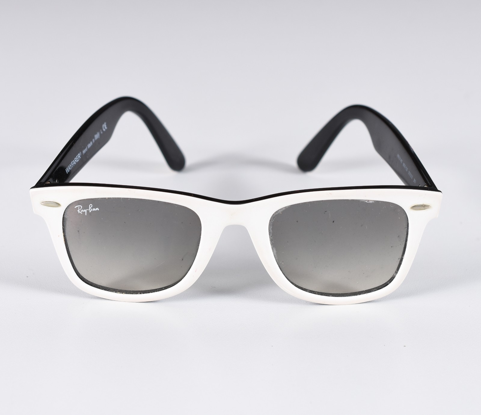 Óculos de sol Wayfarer, feito na Itália, no estojo. - foto 2 de 5