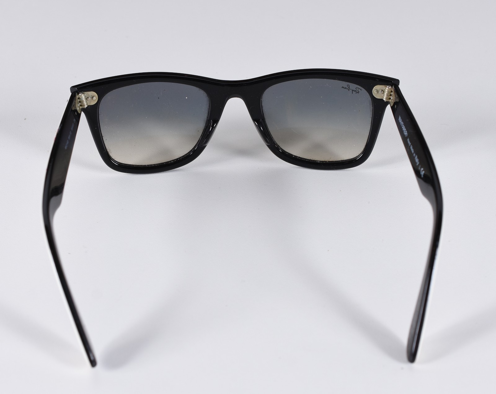 Óculos de sol Wayfarer, feito na Itália, no estojo. - foto 3 de 5