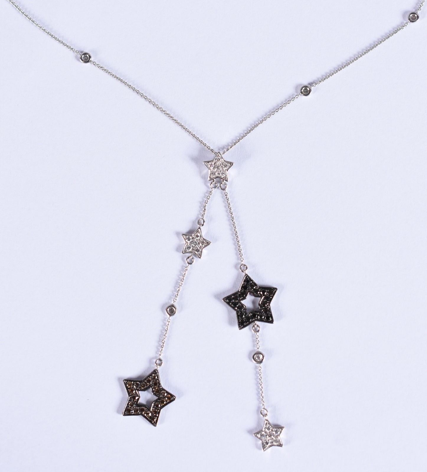 Colar de ouro branco com pingente cravejado de brilhantes brancos e... - foto 1 de 4