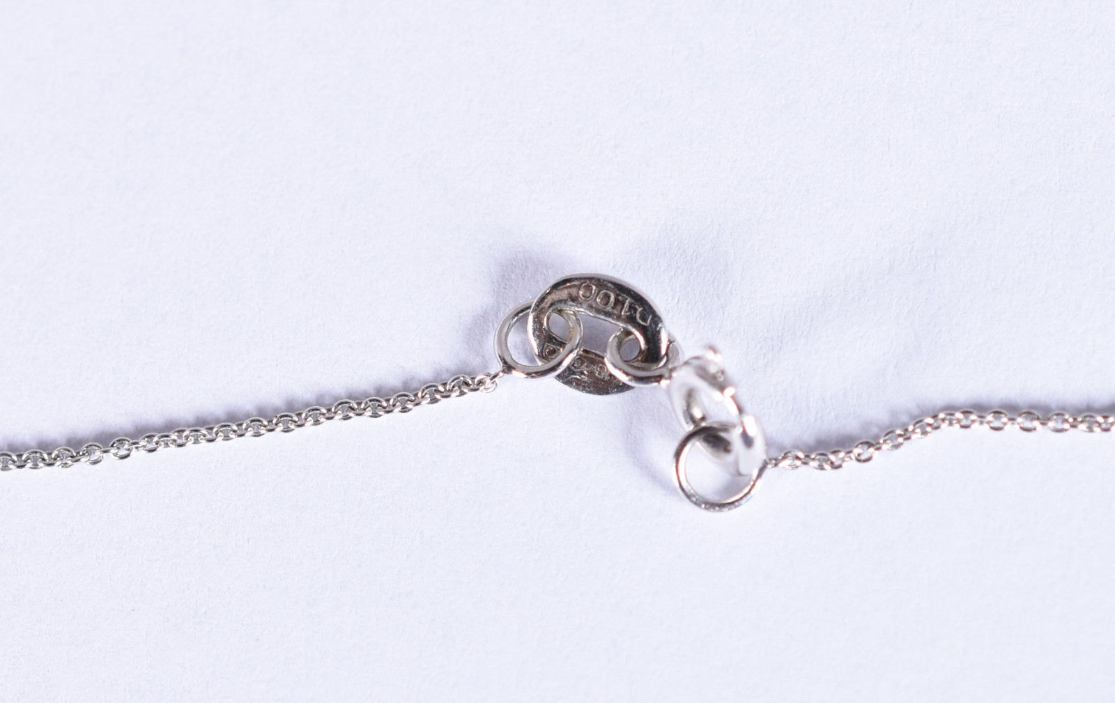 Colar de ouro branco com pingente cravejado de brilhantes brancos e... - foto 3 de 4