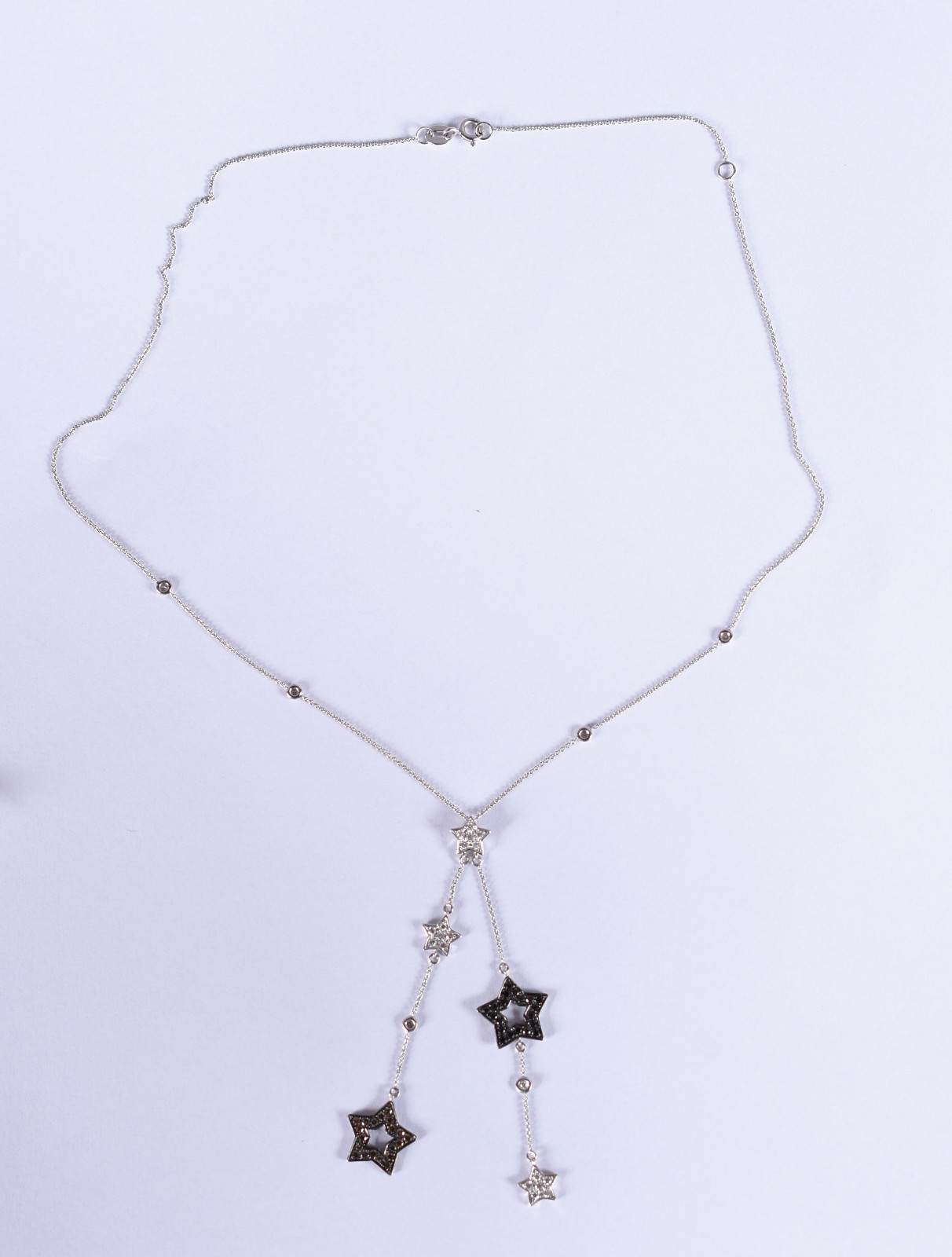 Colar de ouro branco com pingente cravejado de brilhantes brancos e... - foto 4 de 4