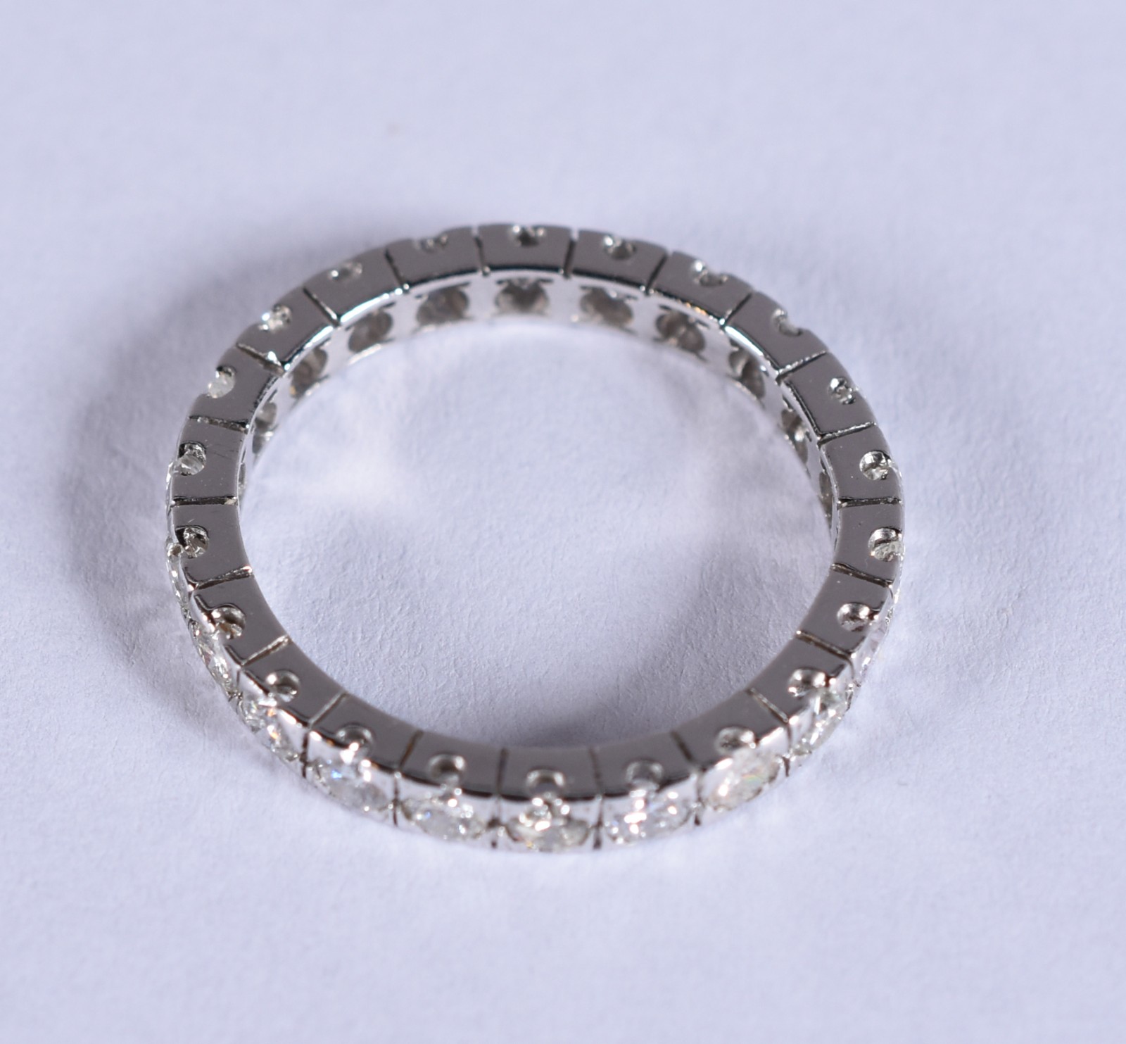 Aliança completa de ouro branco com 23 brilhantes de 0,06 ct cada... - foto 2 de 4