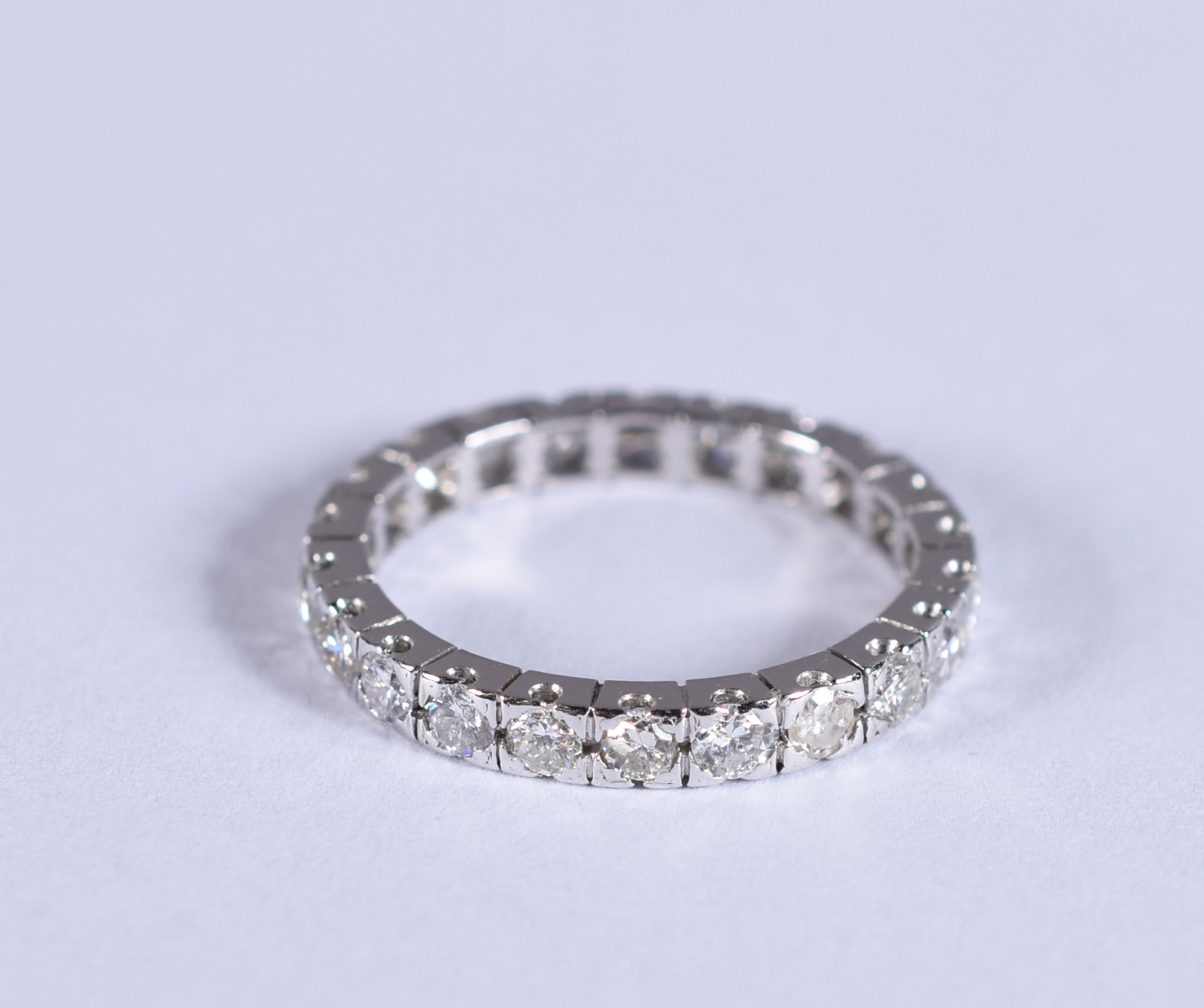 Aliança completa de ouro branco com 23 brilhantes de 0,06 ct cada... - foto 4 de 4