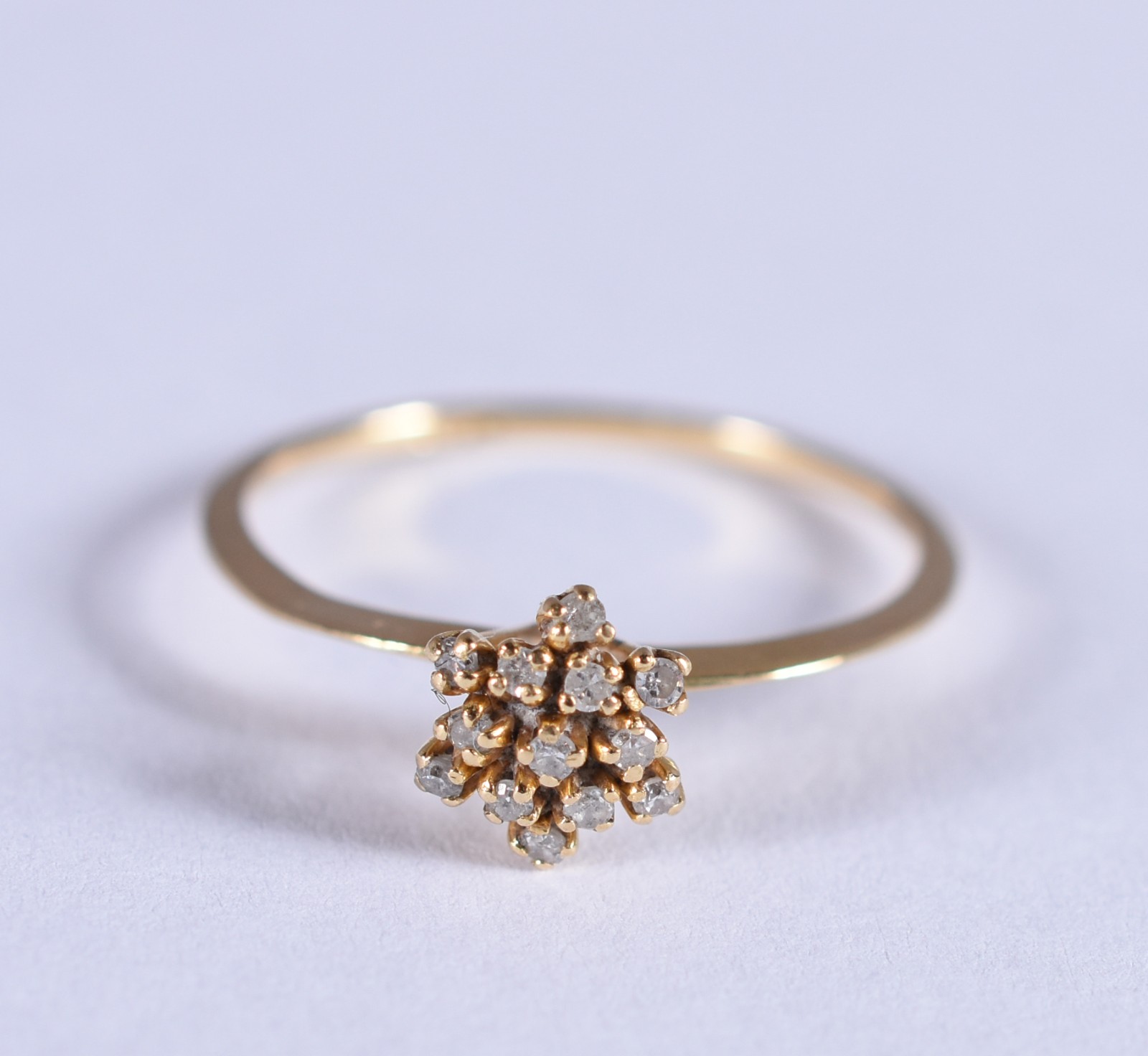 Anel de ouro 18 k feitio chuveiro cravejado com brilhantes, aro 14... - foto 1 de 4