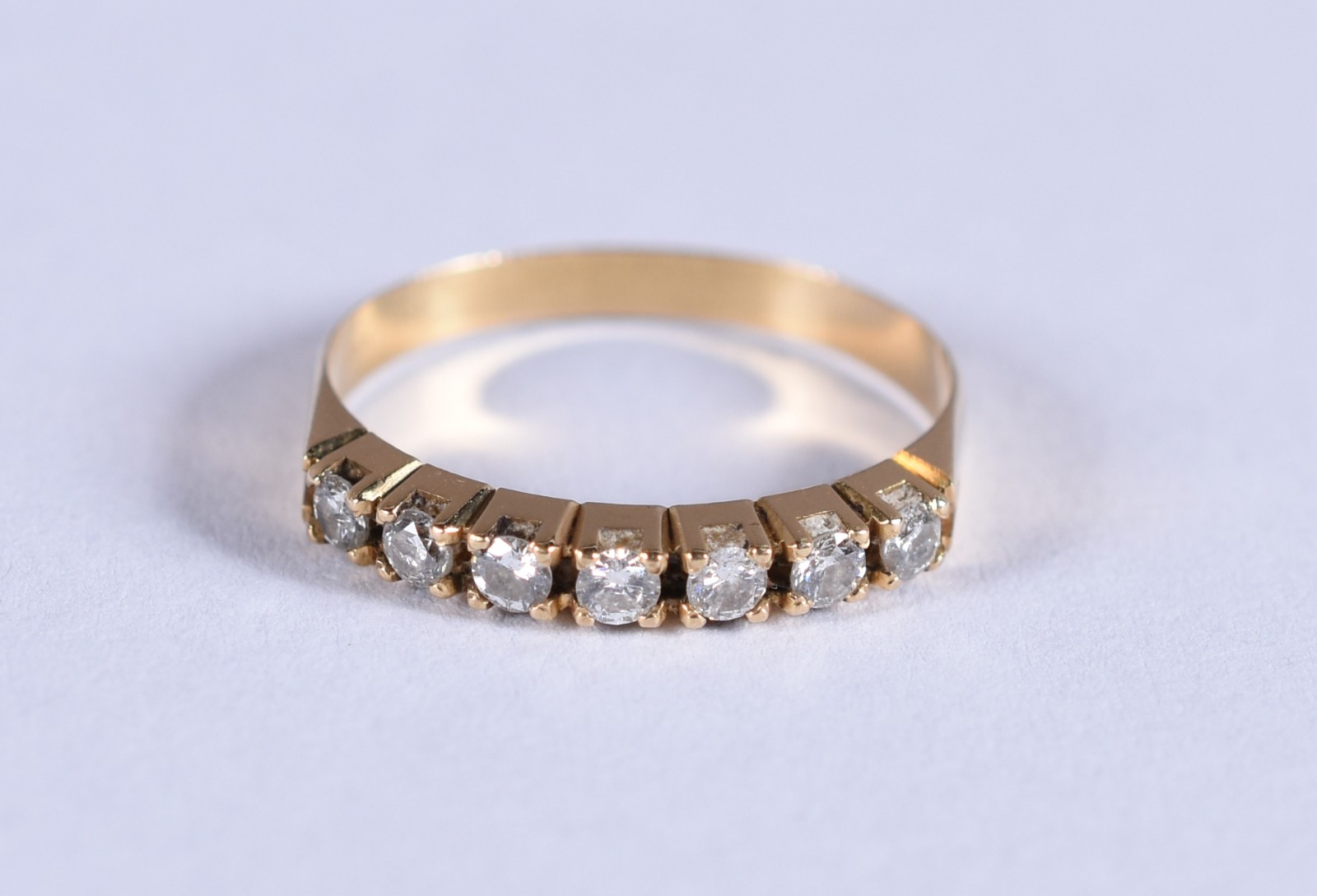 Meia aliança de ouro 18 k cravejada com 7 brilhantes de 0,07 ct cada... - foto 1 de 4