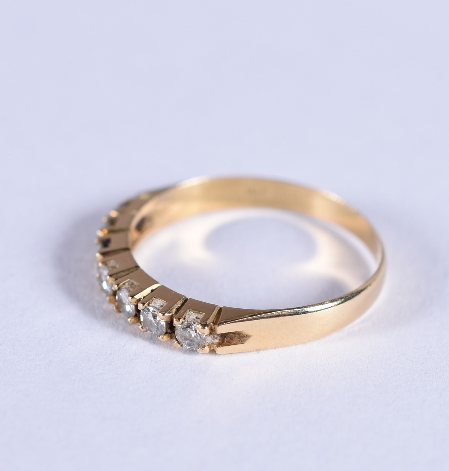 Meia aliança de ouro 18 k cravejada com 7 brilhantes de 0,07 ct cada... - foto 2 de 4