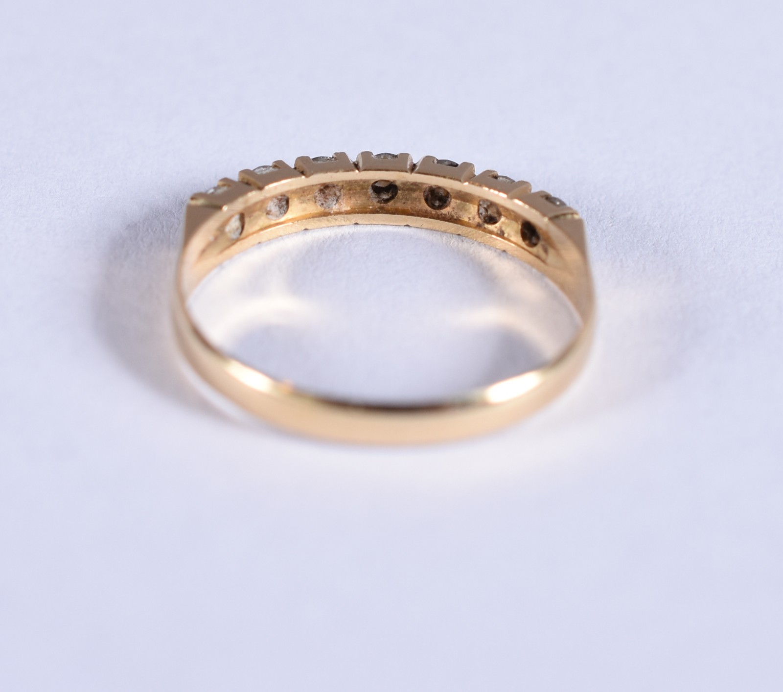 Meia aliança de ouro 18 k cravejada com 7 brilhantes de 0,07 ct cada... - foto 3 de 4