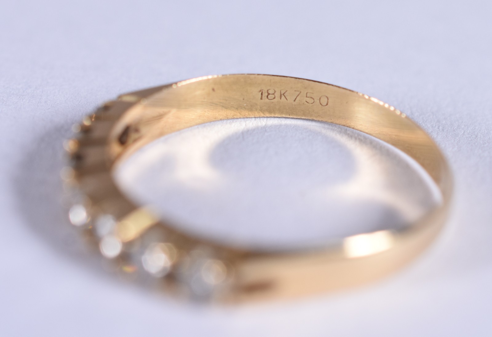 Meia aliança de ouro 18 k cravejada com 7 brilhantes de 0,07 ct cada... - foto 4 de 4