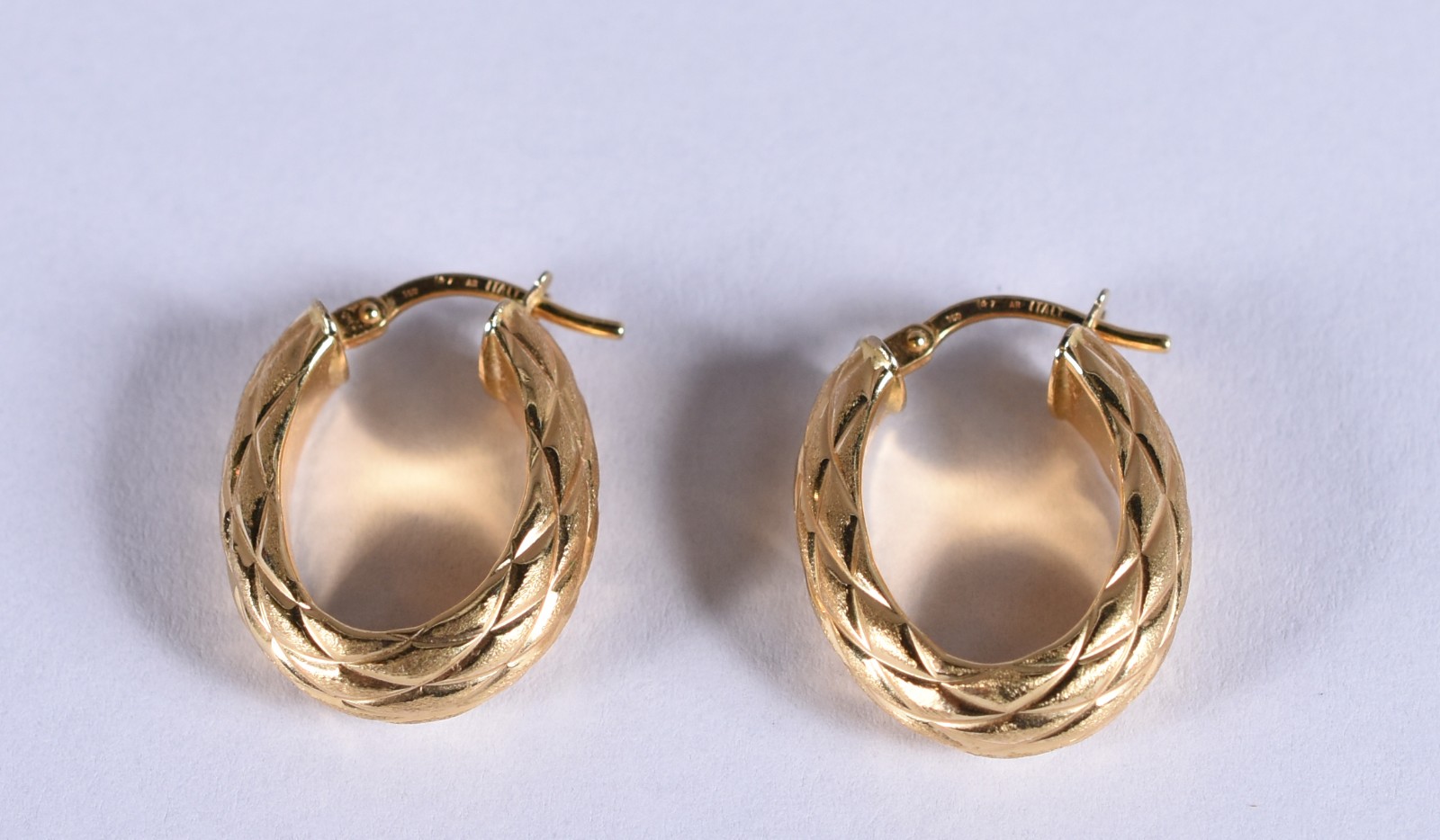 Par de argolas feitio rustico de ouro 18k (Por motivos de segurança a... - foto 1 de 3