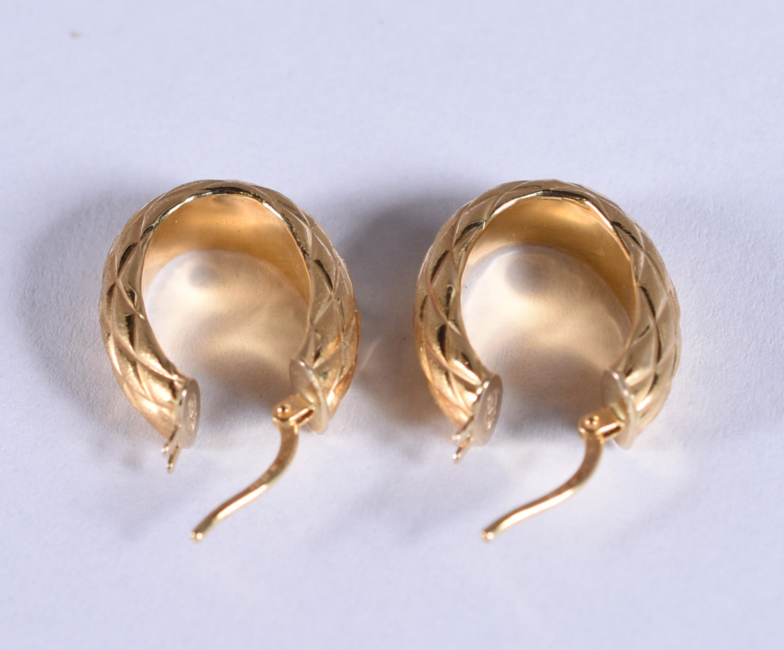 Par de argolas feitio rustico de ouro 18k (Por motivos de segurança a... - foto 2 de 3