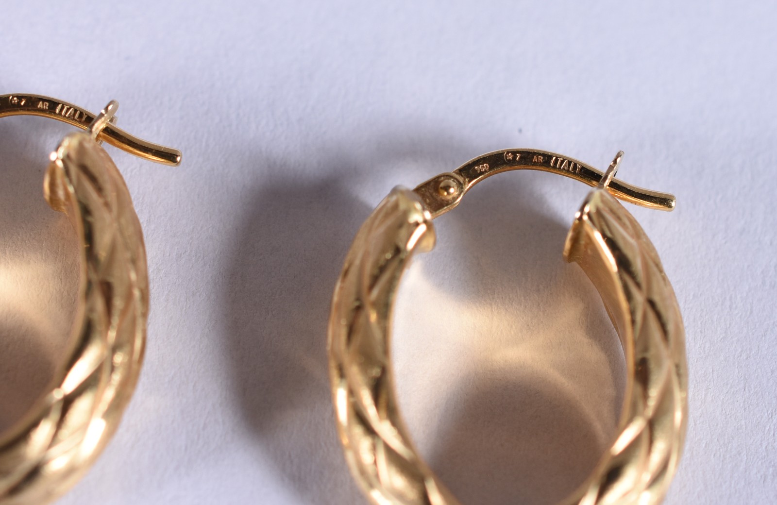 Par de argolas feitio rustico de ouro 18k (Por motivos de segurança a... - foto 3 de 3