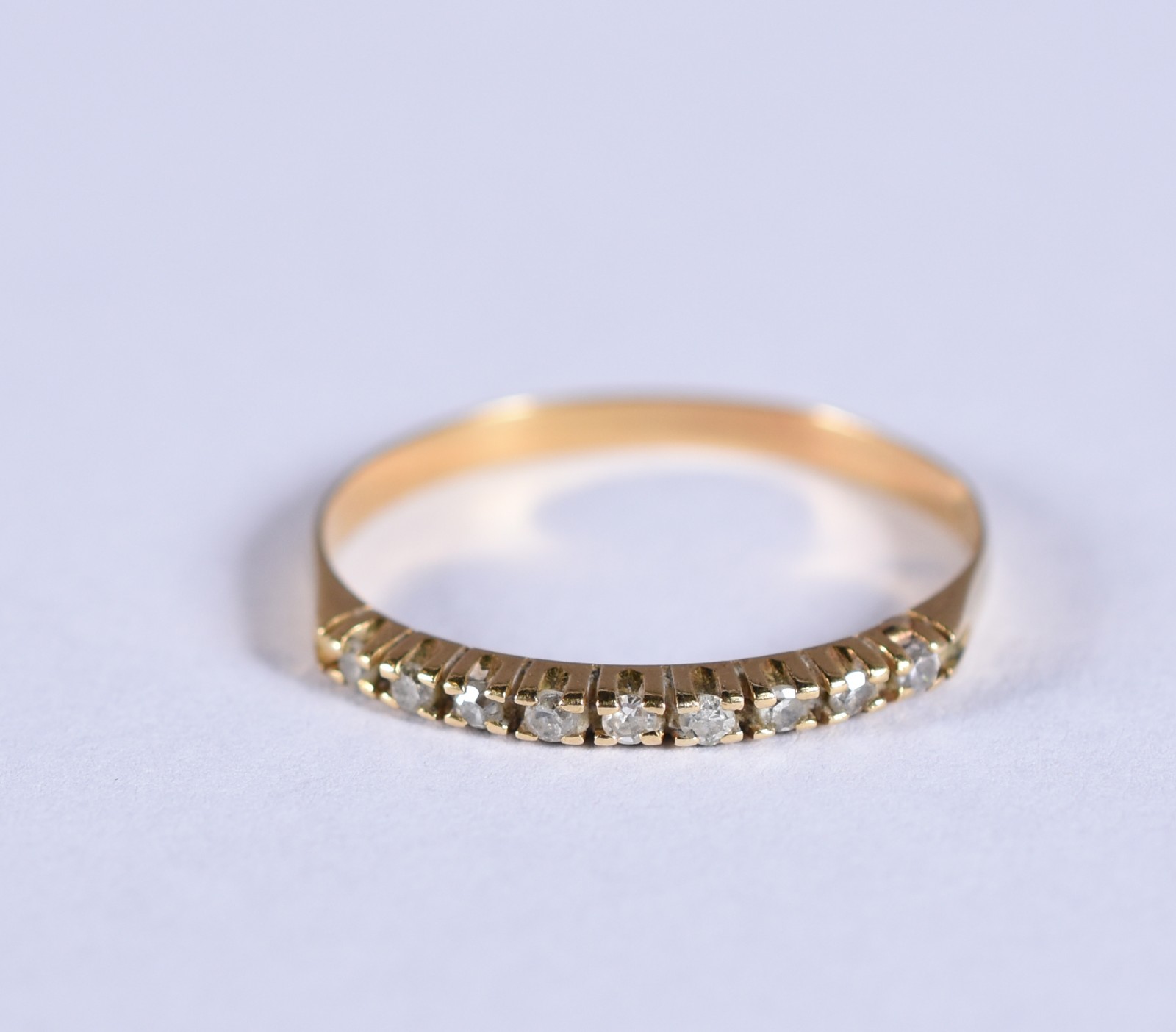 Meia aliança de ouro 18 k com 9 brilhantes, aro 19 (Por motivos de... - foto 1 de 4