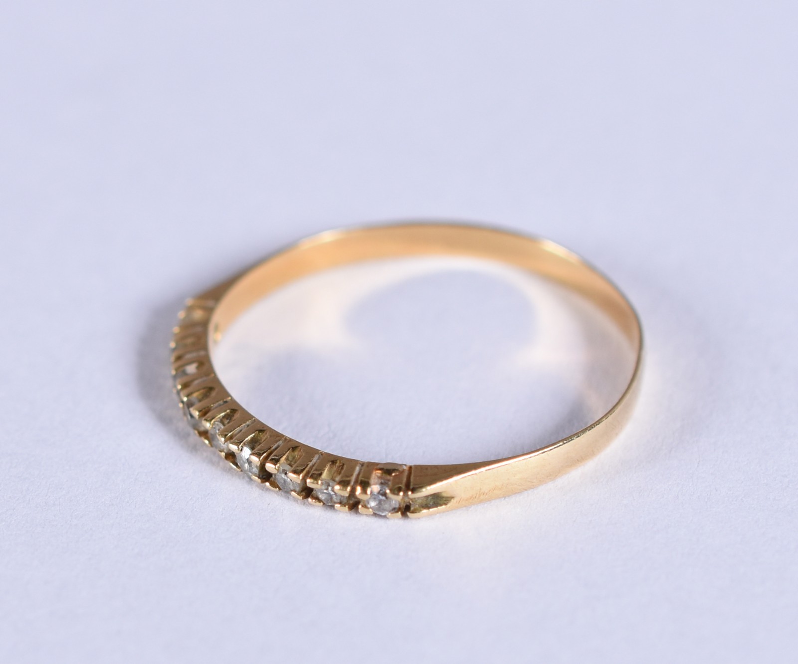 Meia aliança de ouro 18 k com 9 brilhantes, aro 19 (Por motivos de... - foto 2 de 4