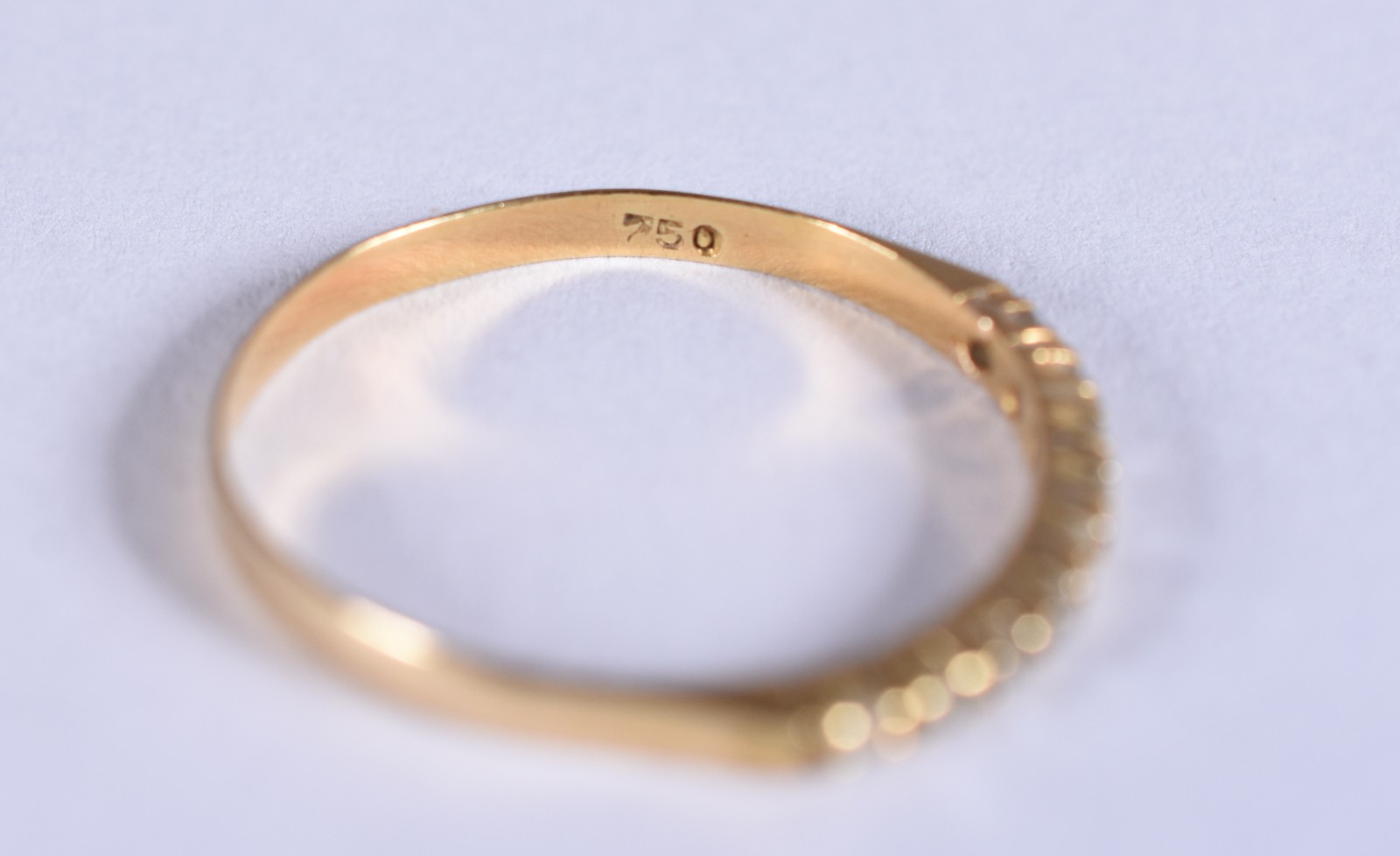 Meia aliança de ouro 18 k com 9 brilhantes, aro 19 (Por motivos de... - foto 3 de 4