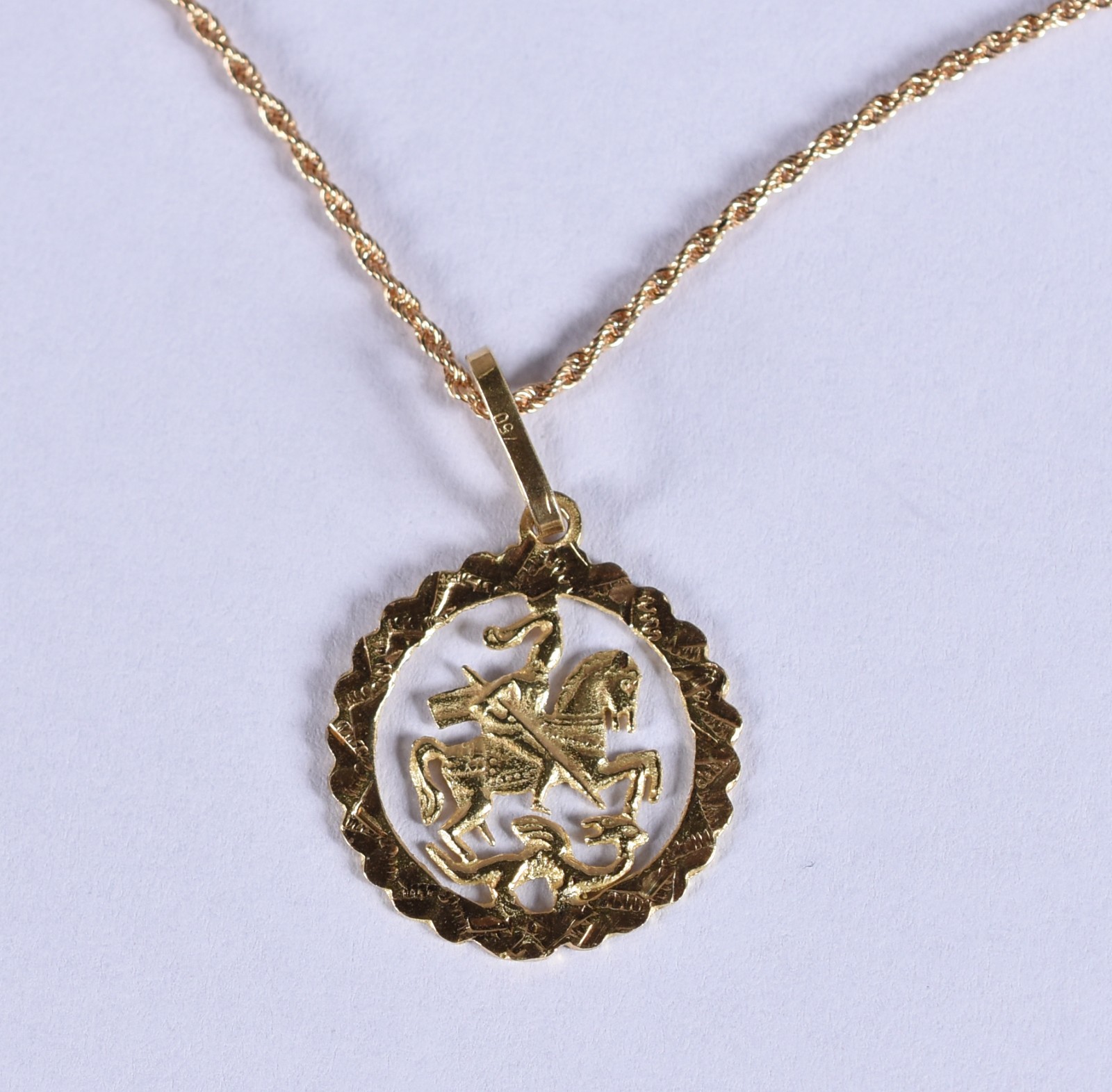 Colar de ouro com pingente de São Jorge (Por motivos de segurança a... - foto 1 de 5