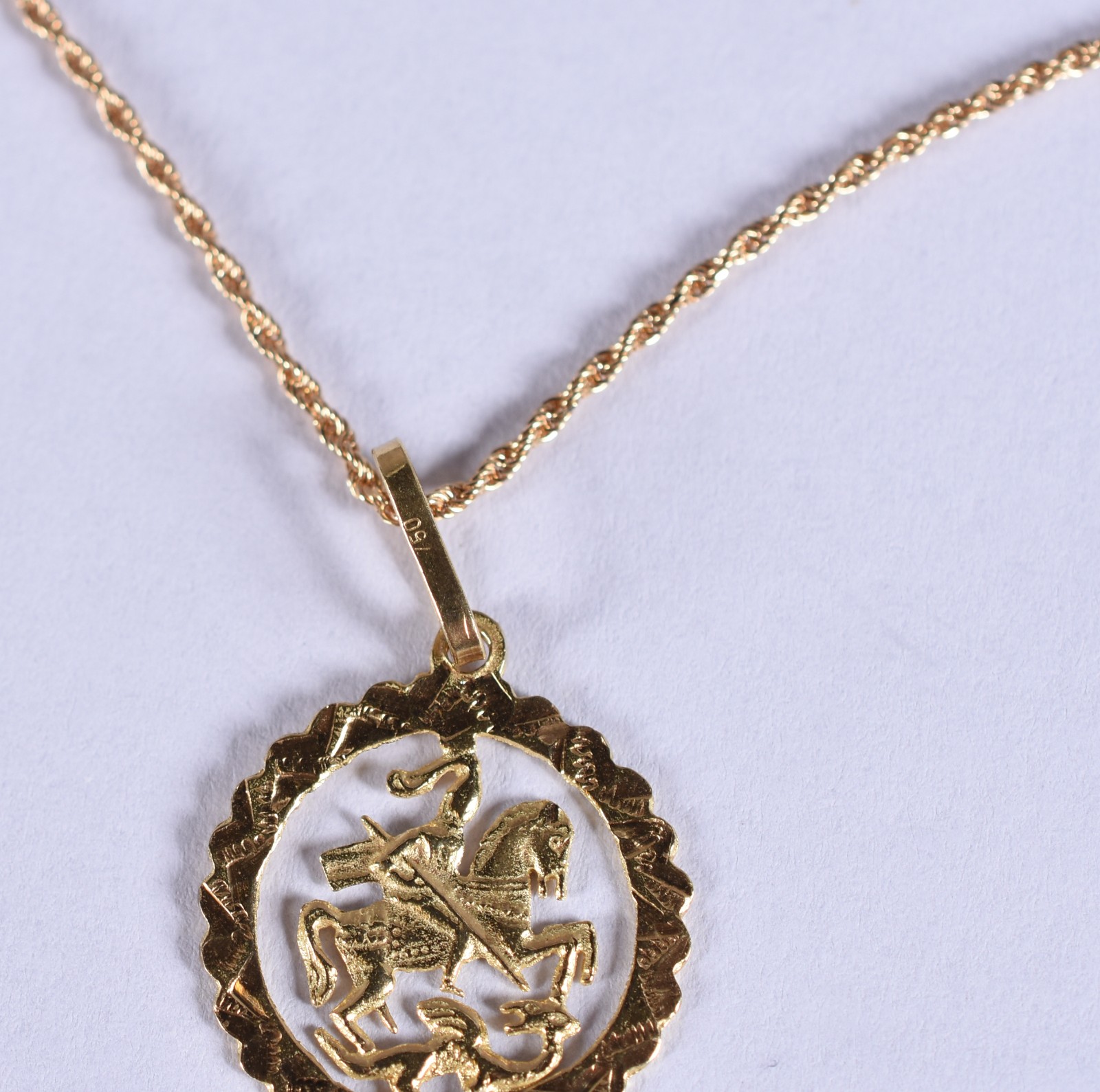 Colar de ouro com pingente de São Jorge (Por motivos de segurança a... - foto 2 de 5