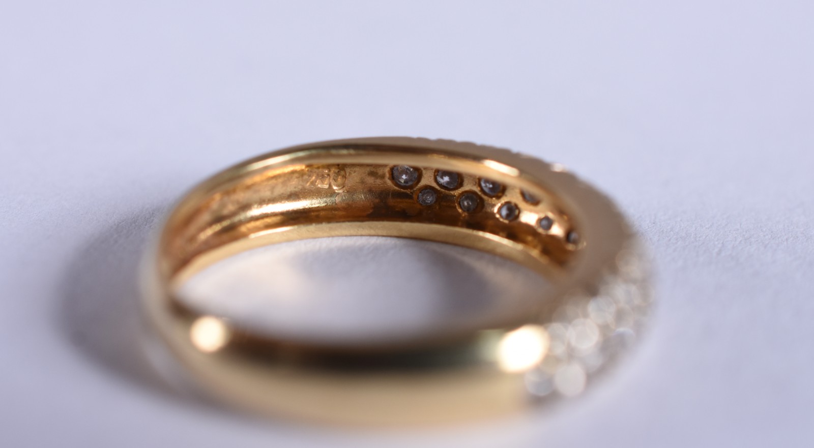 Anel de ouro cravejado com aproximadamente 60 brilhantes, aro 15 (Por... - foto 3 de 4