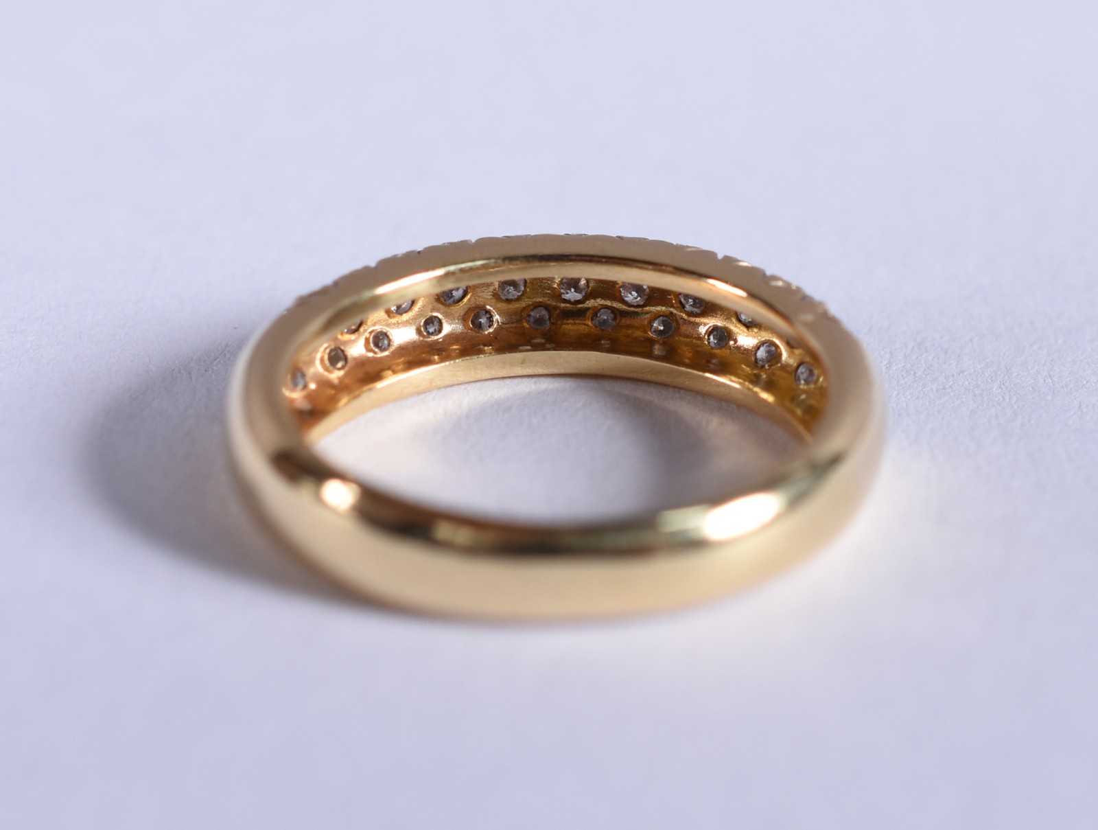 Anel de ouro cravejado com aproximadamente 60 brilhantes, aro 15 (Por... - foto 4 de 4