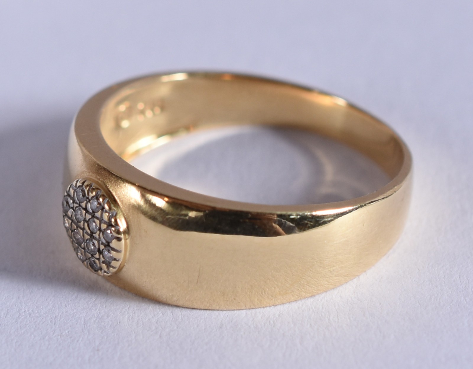 Anel de ouro 18 k, contrastado 750 com safiras brancas, aro 20 (Por... - foto 2 de 4
