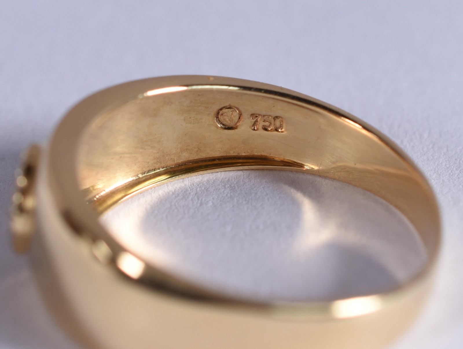 Anel de ouro 18 k, contrastado 750 com safiras brancas, aro 20 (Por... - foto 3 de 4