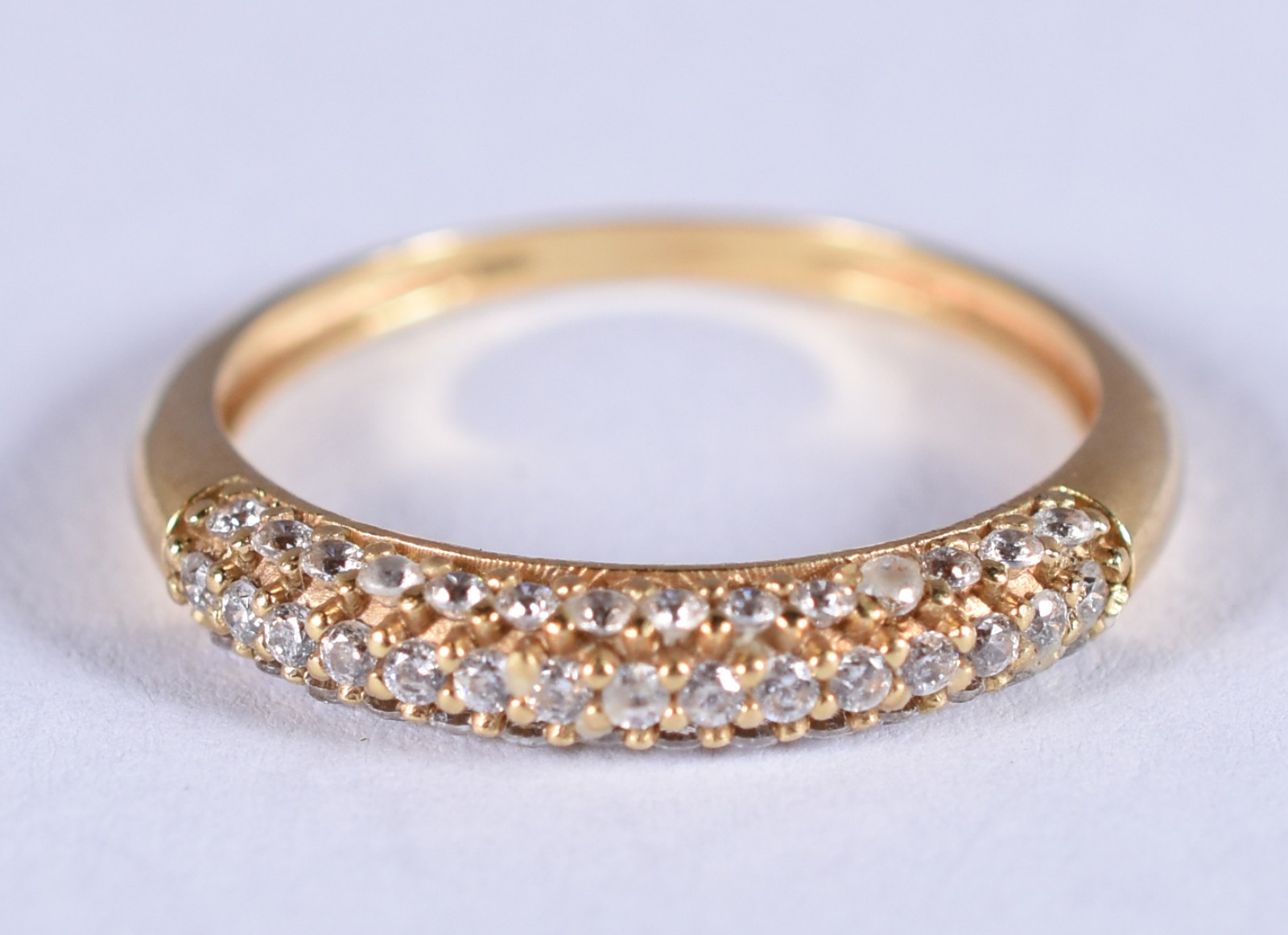Anel de ouro 18 k cravejado com safiras brancas, aro 16 (Por motivos... - foto 1 de 3