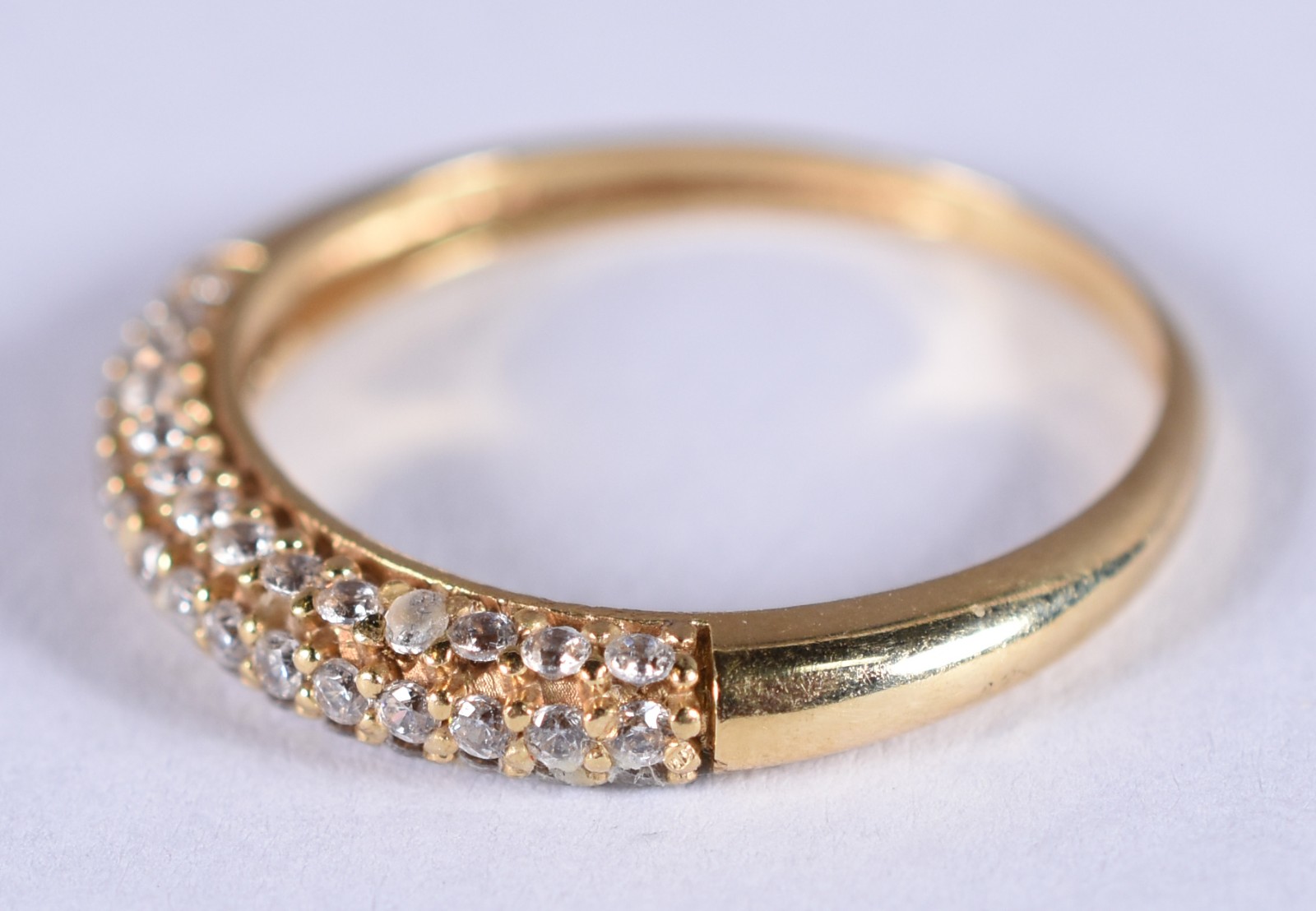 Anel de ouro 18 k cravejado com safiras brancas, aro 16 (Por motivos... - foto 2 de 3