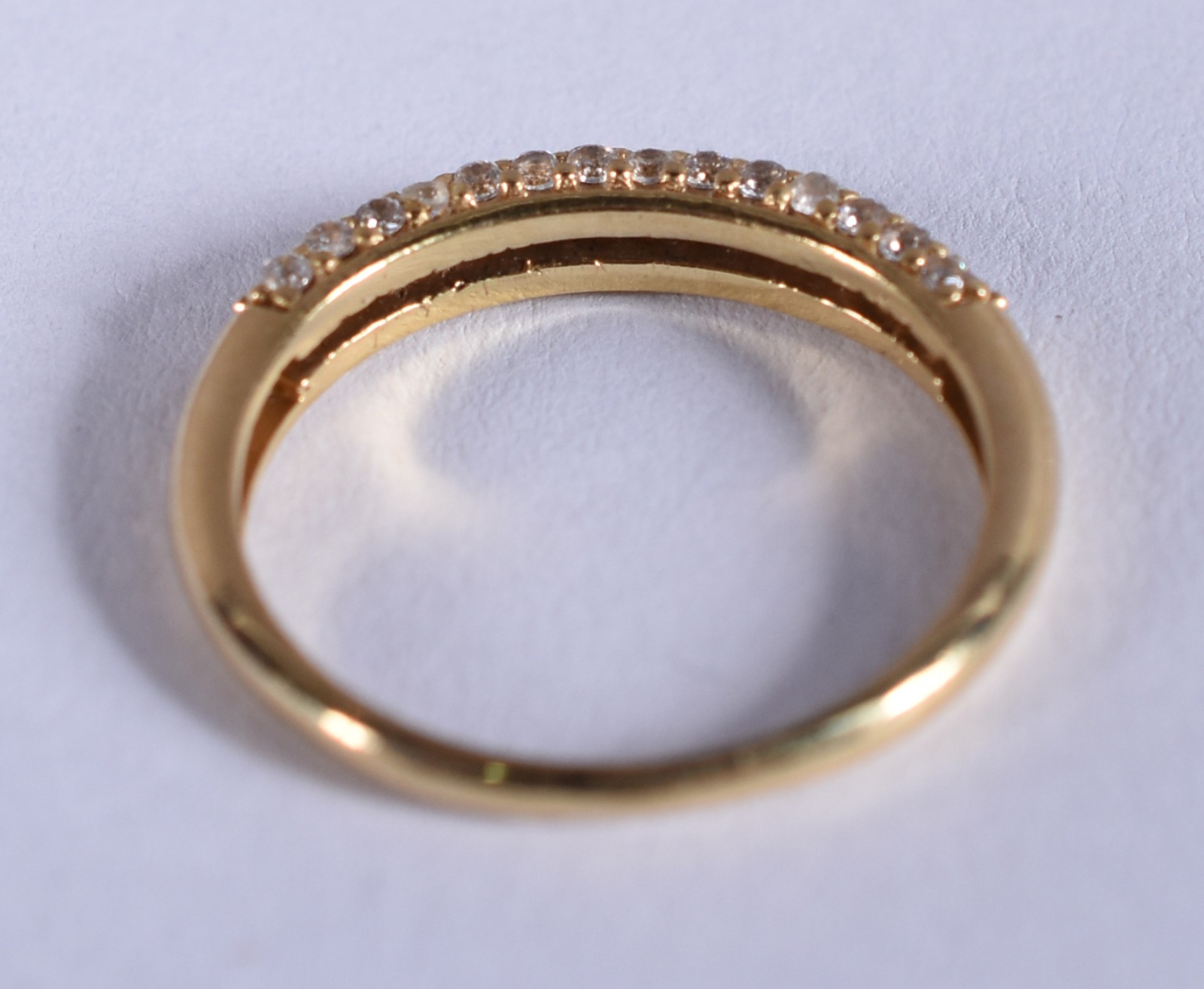 Anel de ouro 18 k cravejado com safiras brancas, aro 16 (Por motivos... - foto 3 de 3