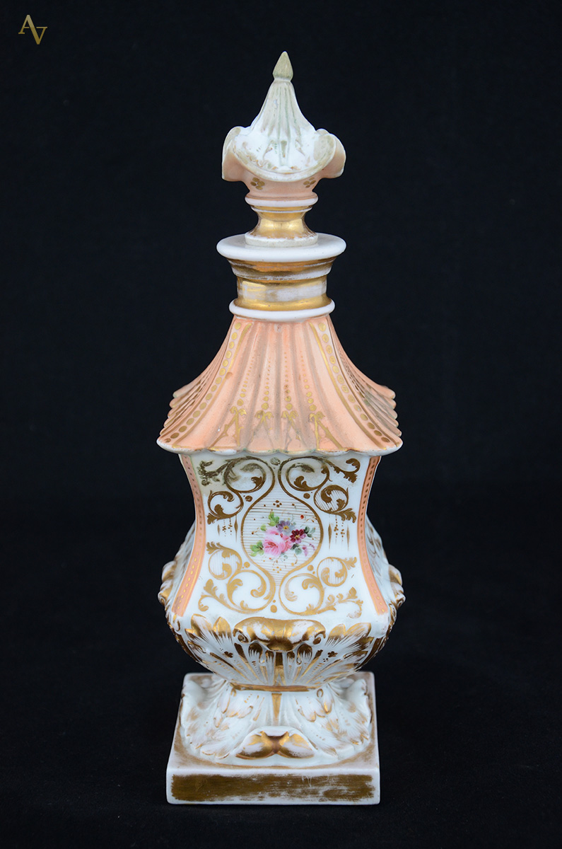 Perfumeiro de porcelana francesa com pequenas flores em policromia e... - foto 1 de 2