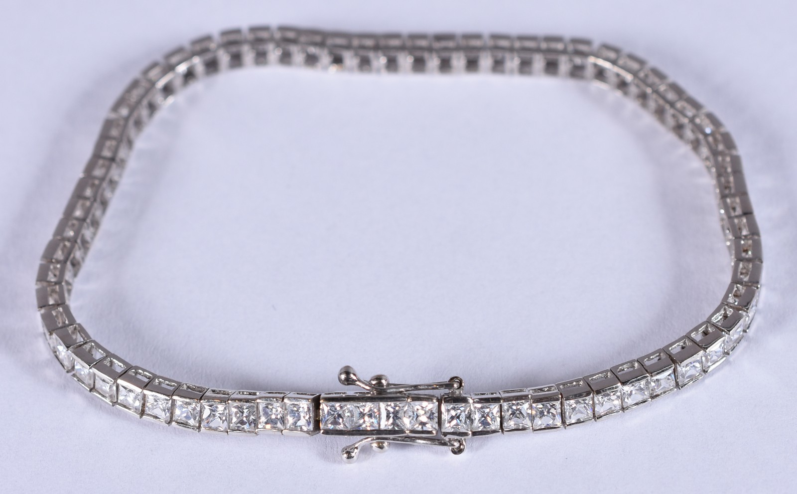 Pulseira de ouro branco modelo Rivera cravejado com safiras brancas... - foto 1 de 4