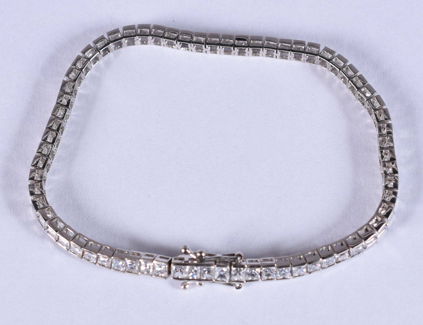 Pulseira de ouro branco modelo Rivera cravejado com safiras brancas... - foto 2 de 4