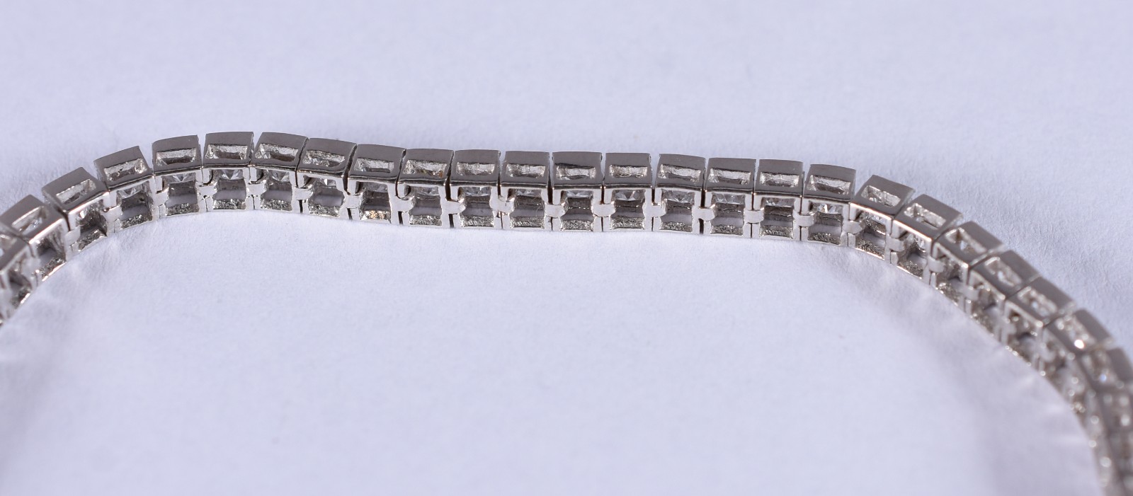 Pulseira de ouro branco modelo Rivera cravejado com safiras brancas... - foto 3 de 4