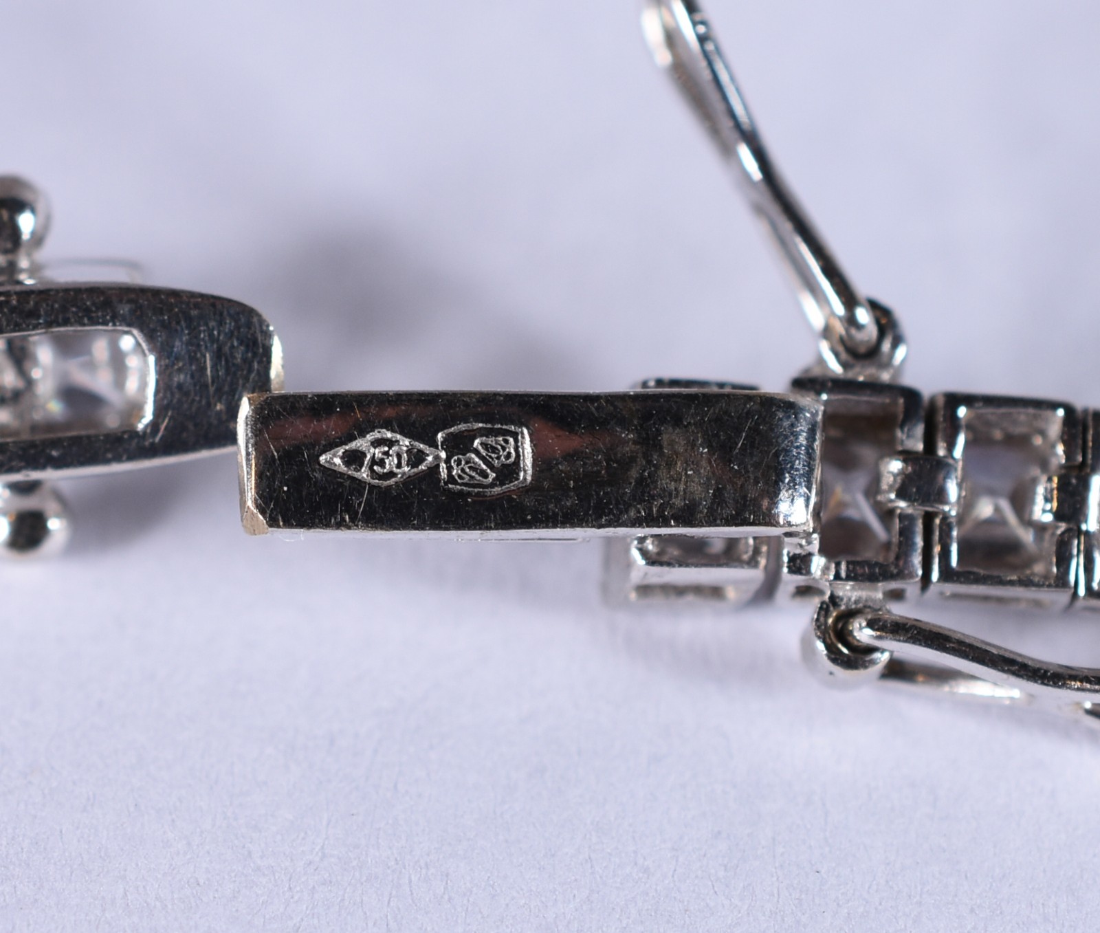 Pulseira de ouro branco modelo Rivera cravejado com safiras brancas... - foto 4 de 4