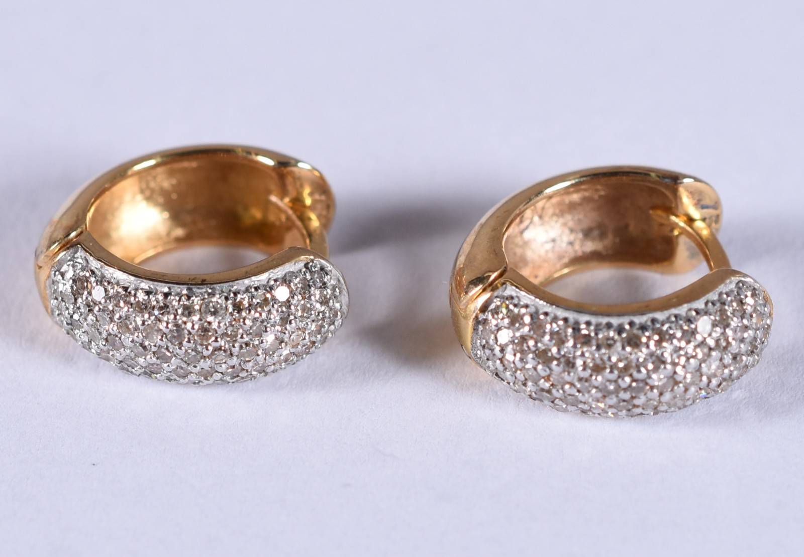 Par de brincos de ouro 18k cravejado de brilhantes (Por motivos de... - foto 1 de 5